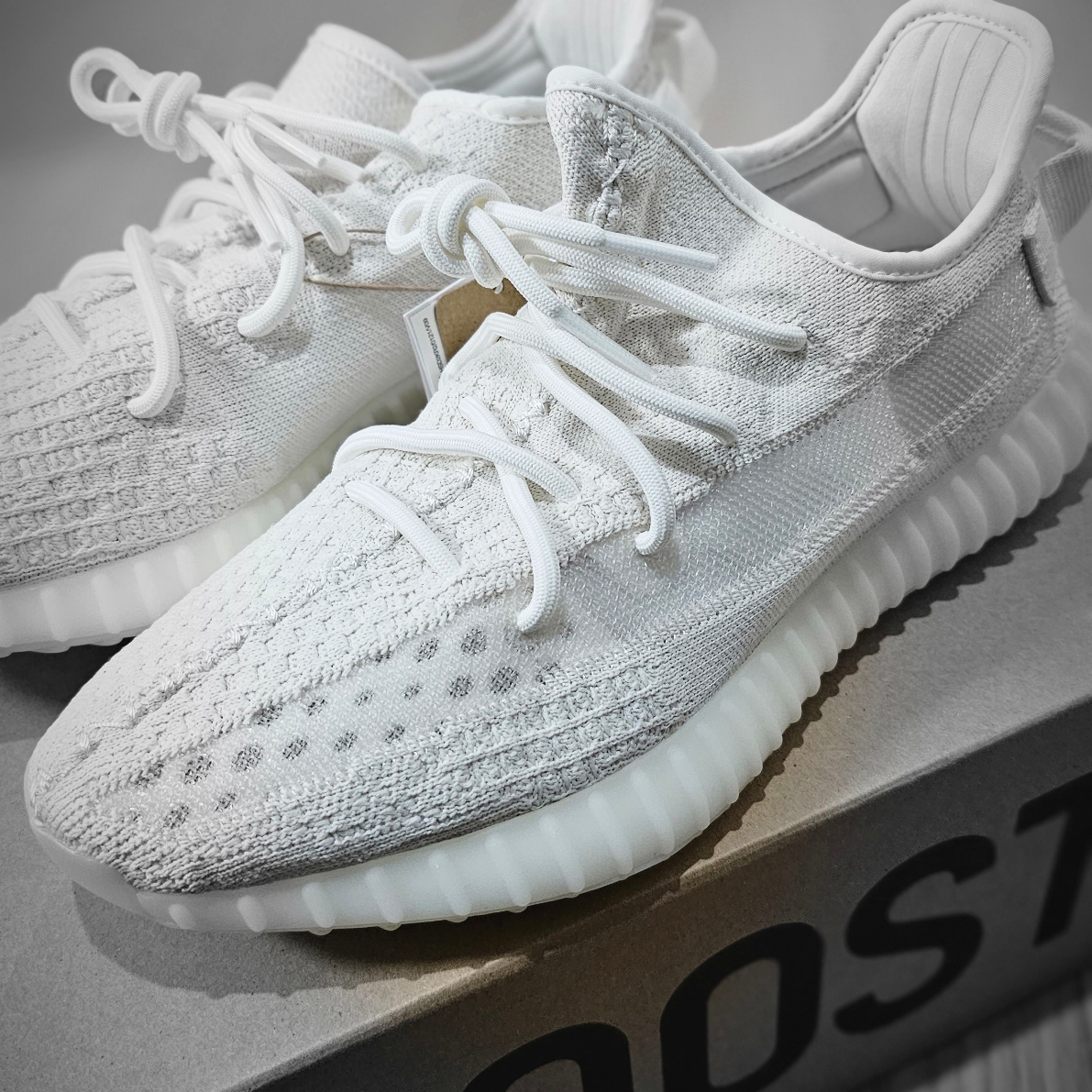 Adidas Yeezy Boost 350 V2 Bone 착용 스타일 - 2