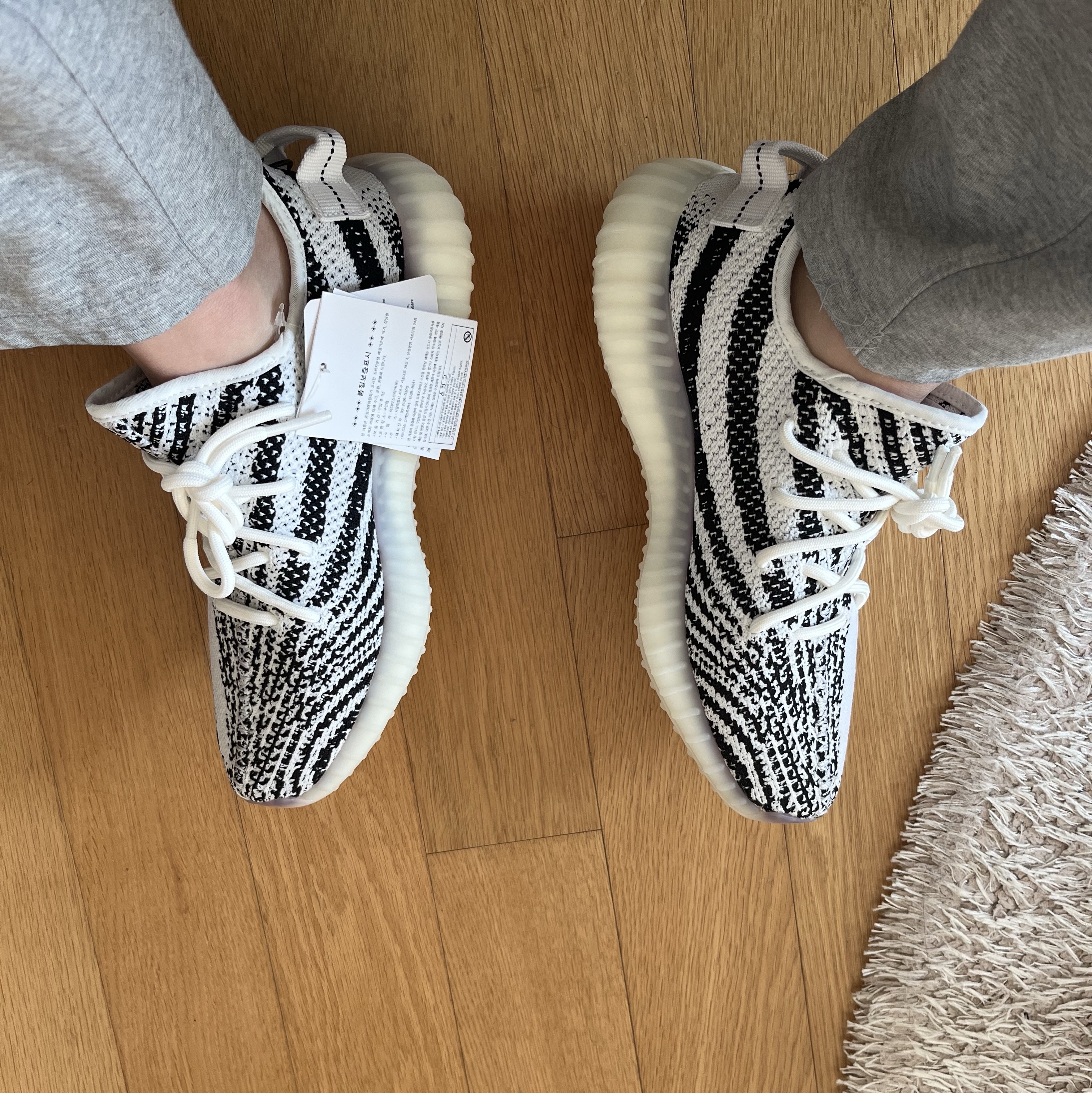 Adidas Yeezy Boost 350 V2 Zebra 2017/2019/2020 착용 스타일 - 3