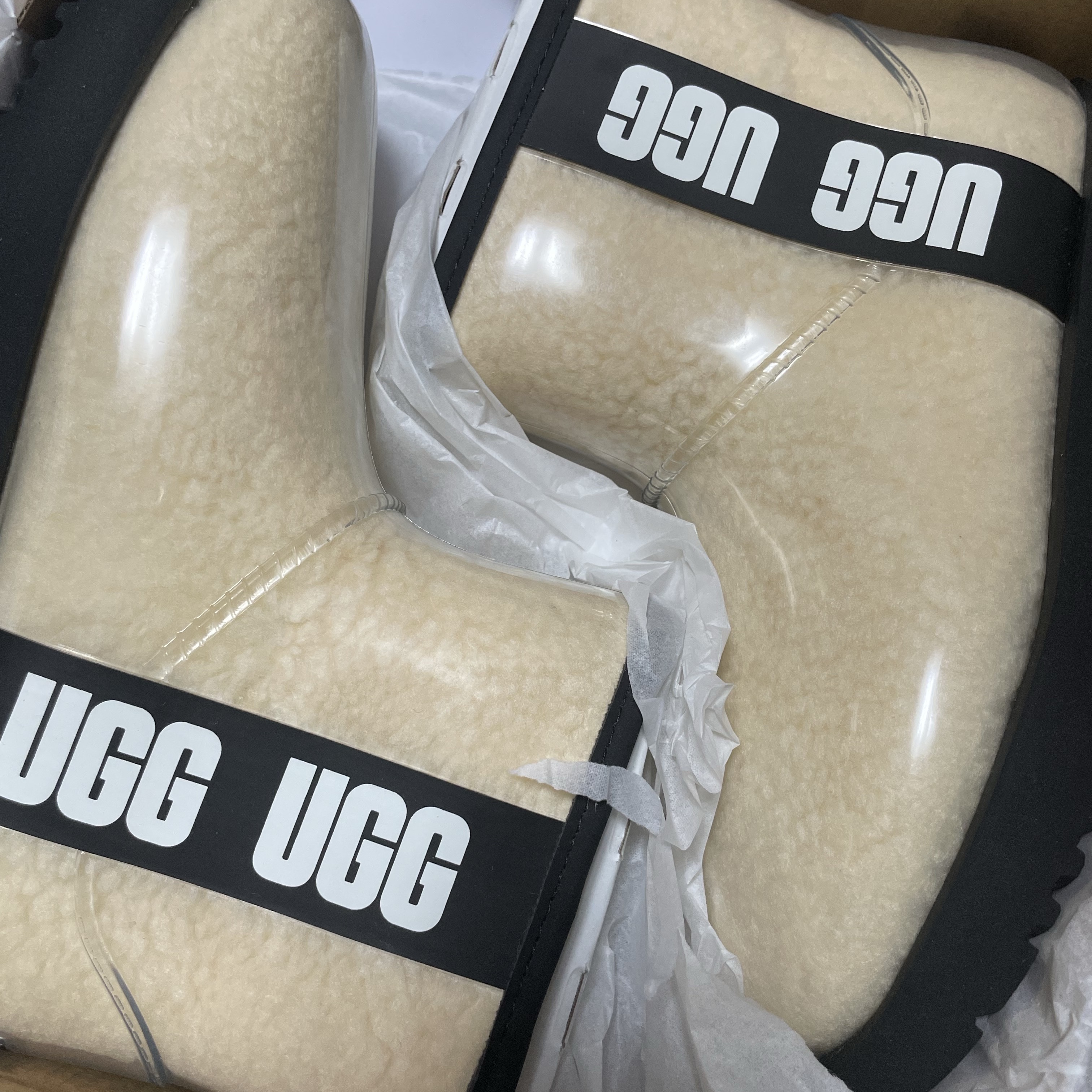 (W) UGG Classic Clear Mini Boots Natural Black 착용 스타일