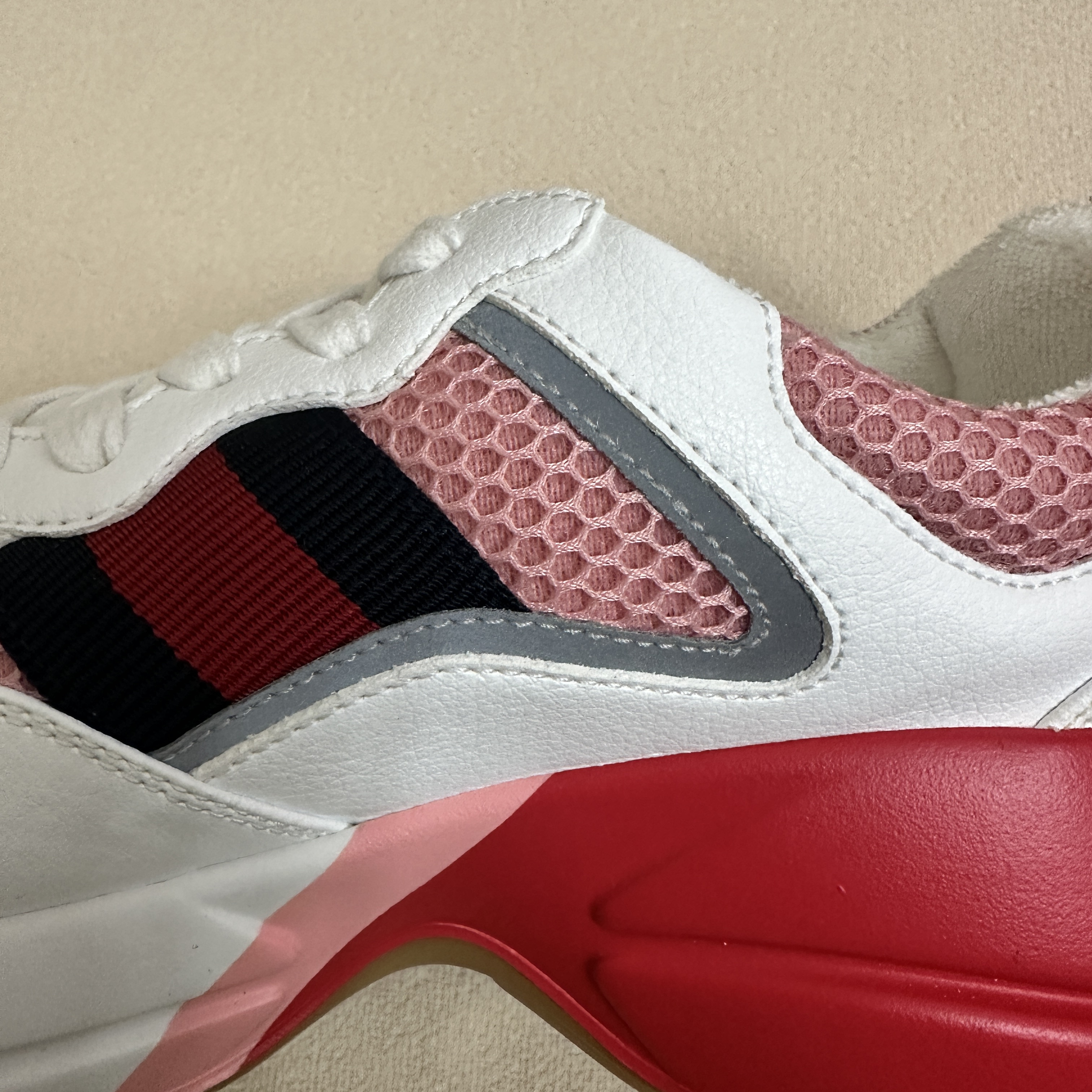 (W) Gucci Rhyton Sneaker White Pink 착용 스타일 - 2