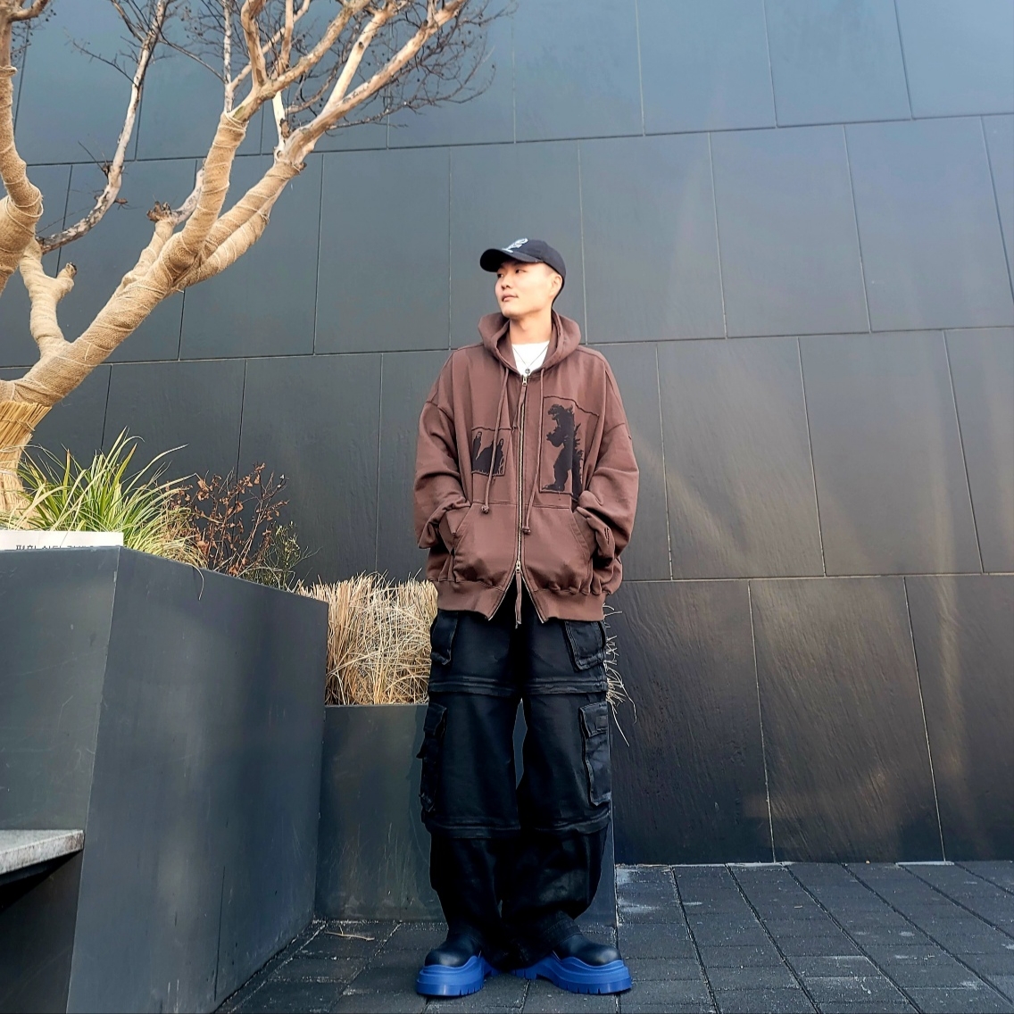 Bottega Veneta Tire Ankle Chelsea Boots Black Cruise, Project G/R Oversized Convertible Cargo Pants Coated Black 착용 스타일 - 2