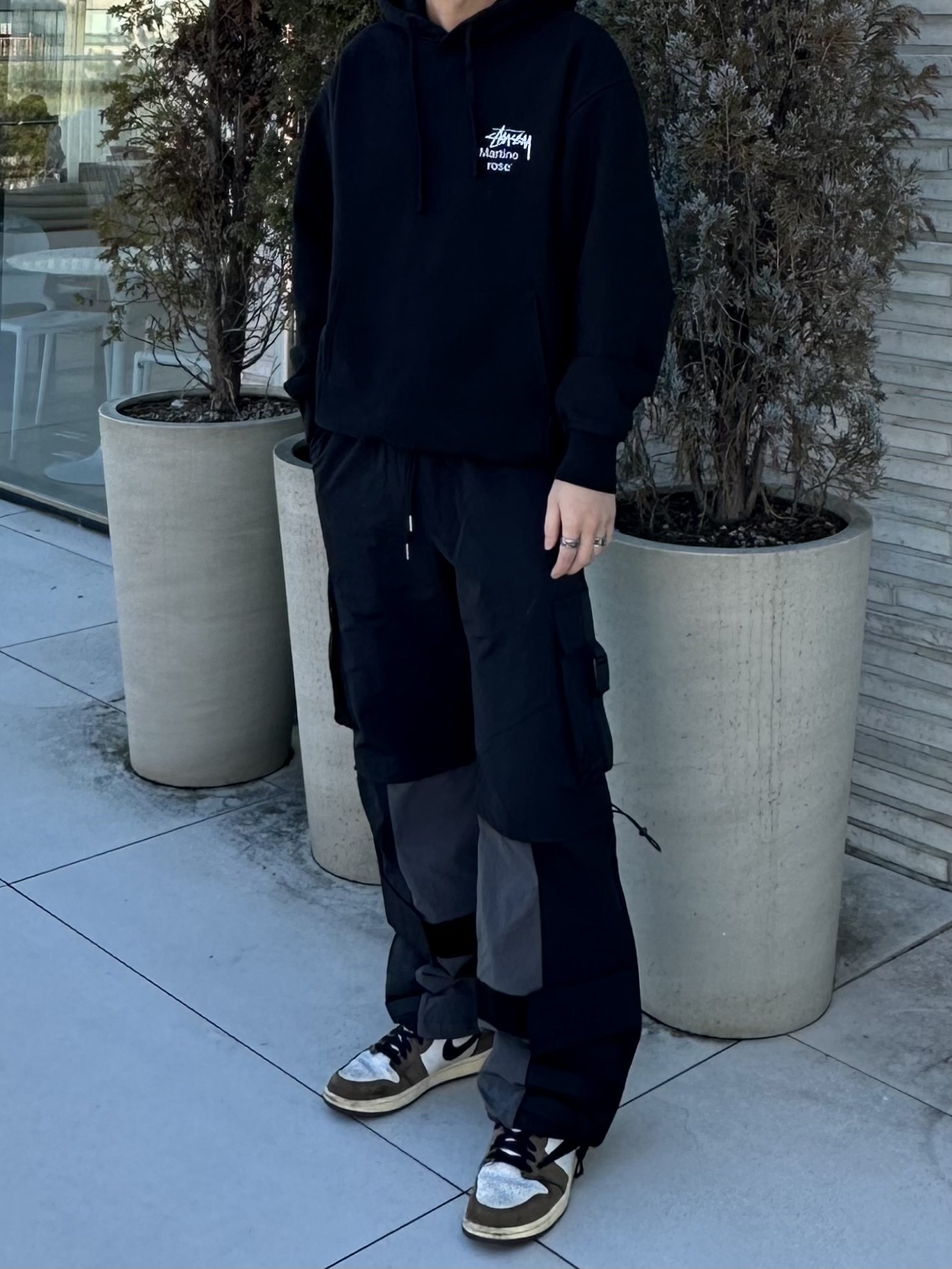 Stussy x Martine Rose Collage Pigment Dyed Hoodie Black, Jordan 1 x Travis Scott Retro High OG SP Mocha 착용 스타일 - 2
