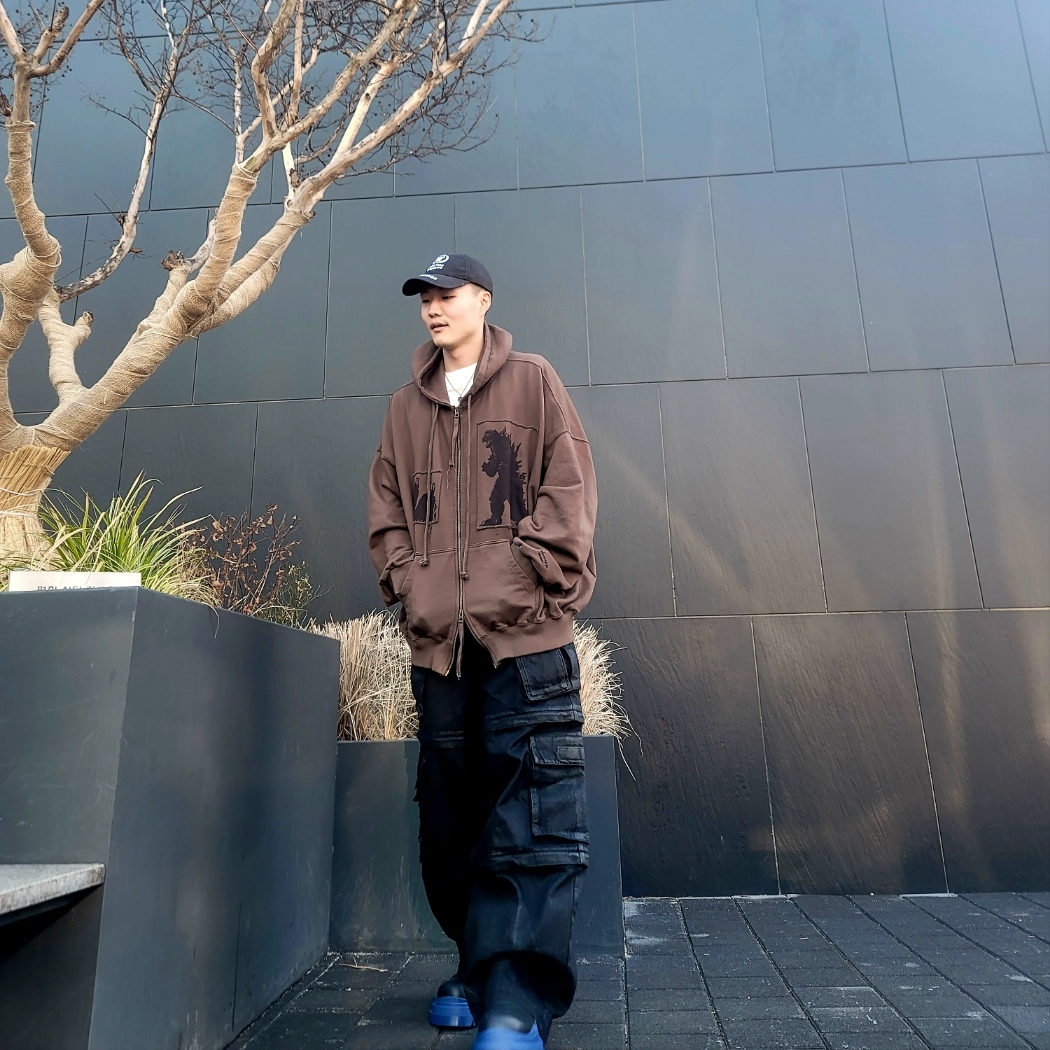 Bottega Veneta Tire Ankle Chelsea Boots Black Cruise, Project G/R Oversized Convertible Cargo Pants Coated Black 착용 스타일 - 3