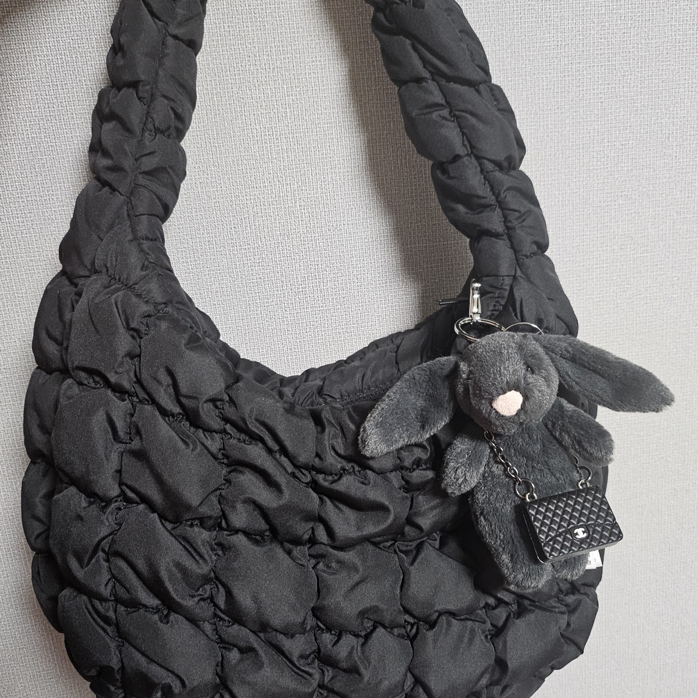 Jellycat Bashful Bunny Bag Charm Ink, COS Quilted Mini Bag Black 착용 스타일 - 1