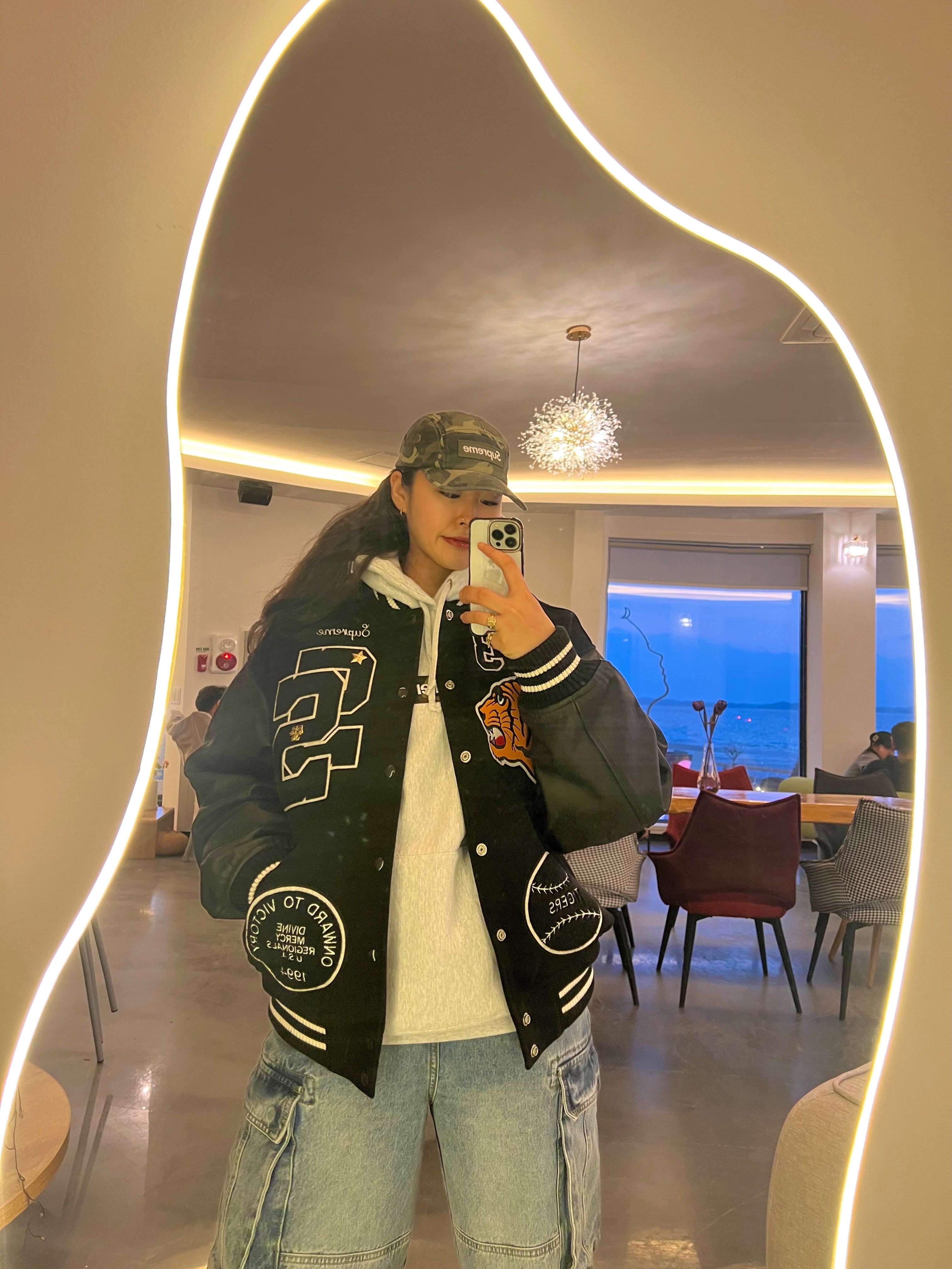 Supreme Tiger Varsity Jacket Black - 23FW, Supreme Box Logo Hooded Sweatshirt Ash Grey - 23FW 착용 스타일 - 1