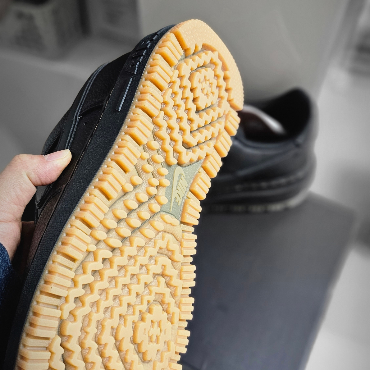 Nike Air Force 1 Luxe Black 착용 스타일 - 4