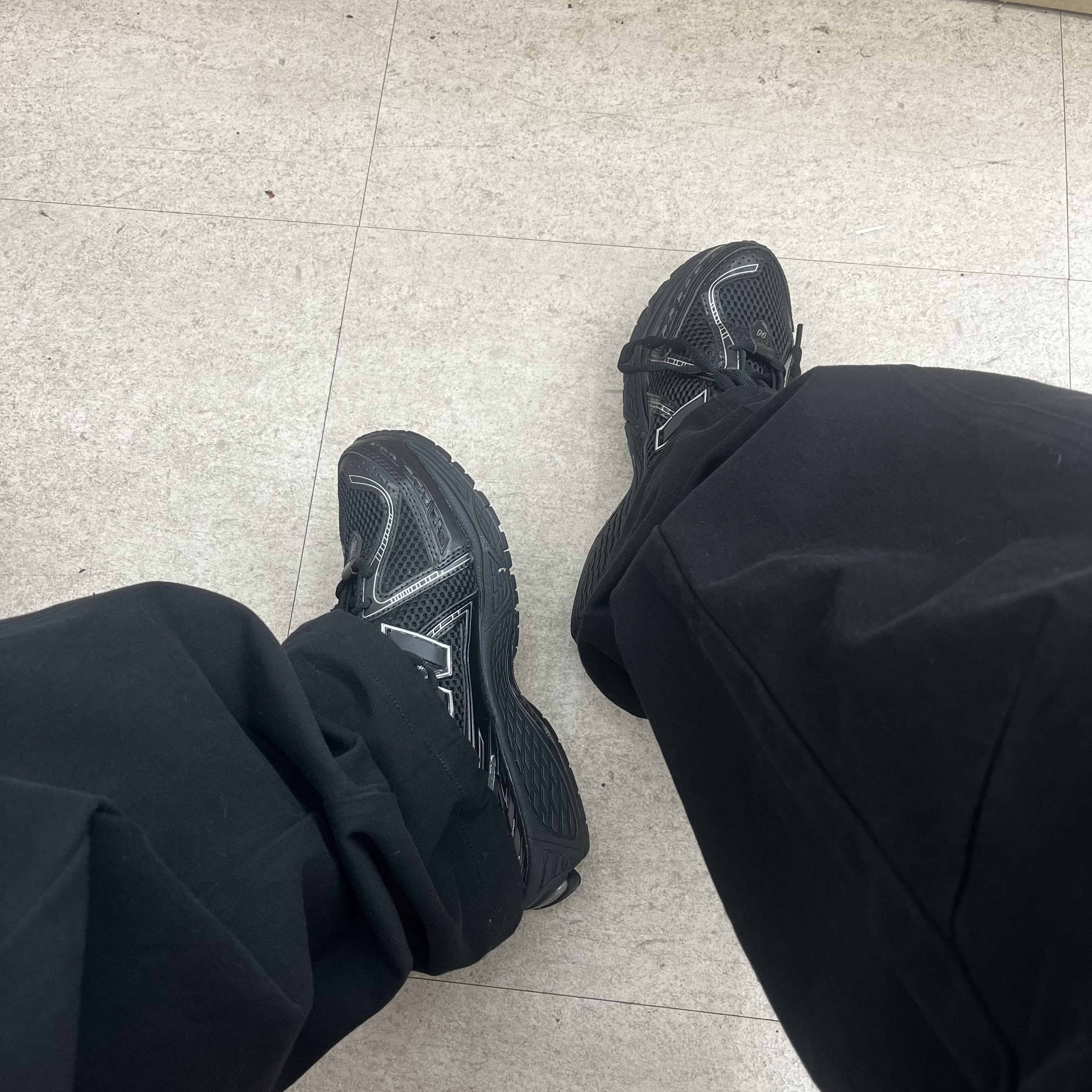 New Balance 860v2 Black Grey, (W) Mischief Drawstring Pants Black 착용 스타일