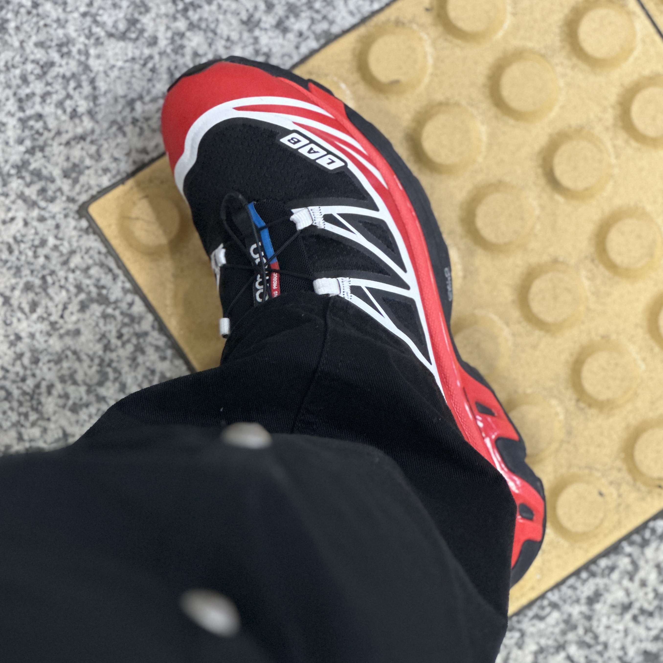 Salomon XT-6 ADV Black Racing Red 착용 스타일