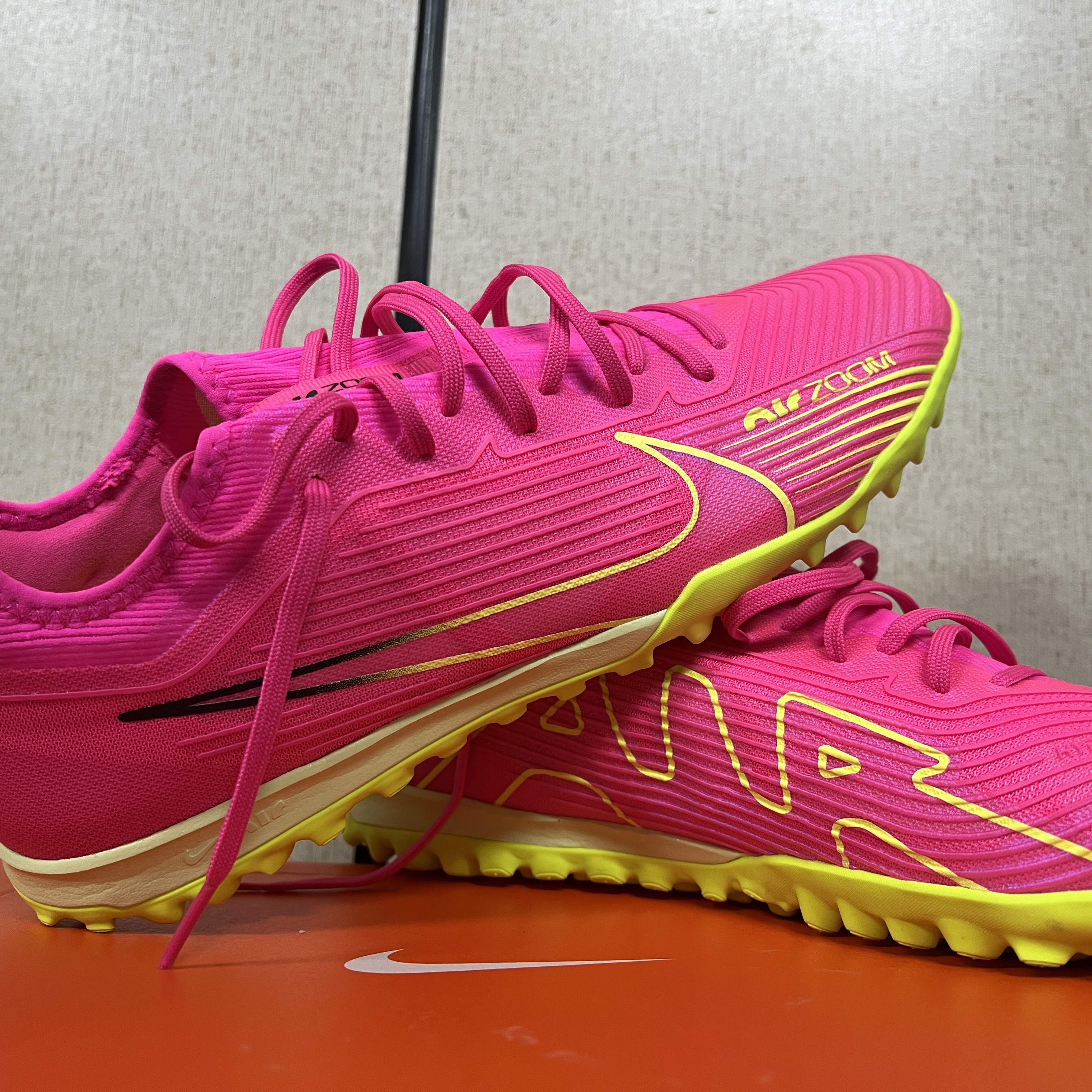 Nike Zoom Mercurial Vapor 15 Pro TF Pink Blast Volt 착용 스타일 - 3