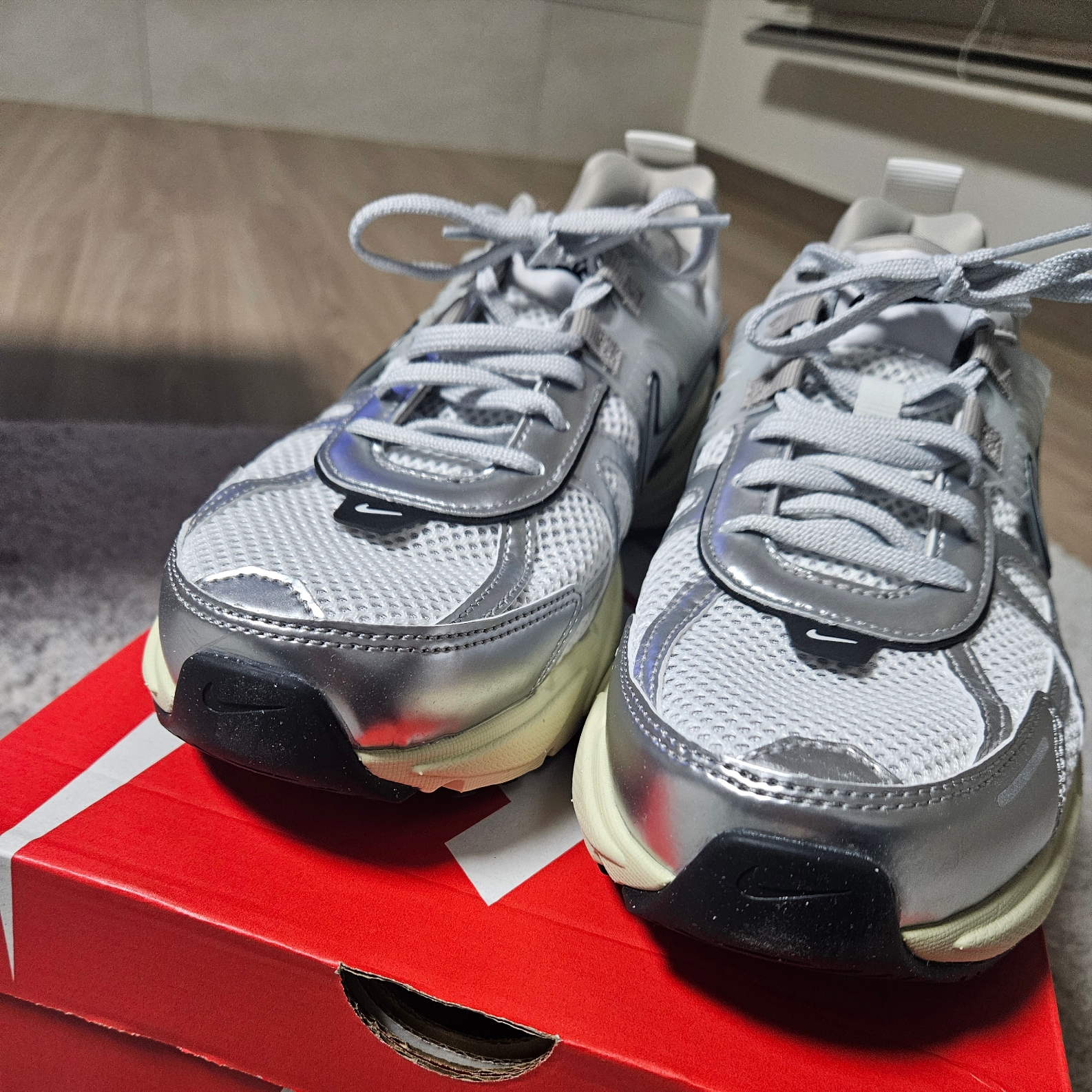 Nike V2K Run Summit White Metallic Silver 착용 스타일