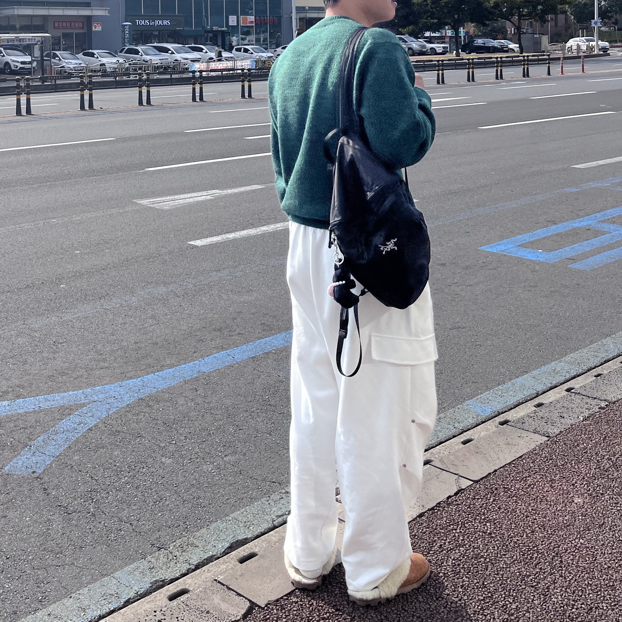 Arc'teryx Heliad 15 Backpack Black, (W) UGG Coquette Slipper Chestnut 착용 스타일