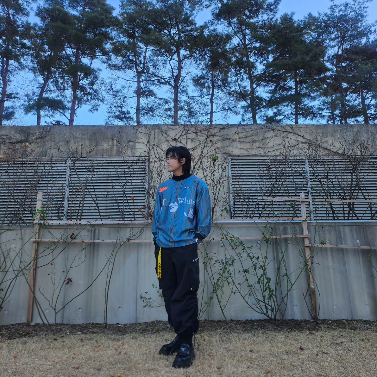 Nike x Off-White NRG Jersey Imperial Blue - Asia, Prada Monolith Brushed Leather Loafers Black 착용 스타일 - 1