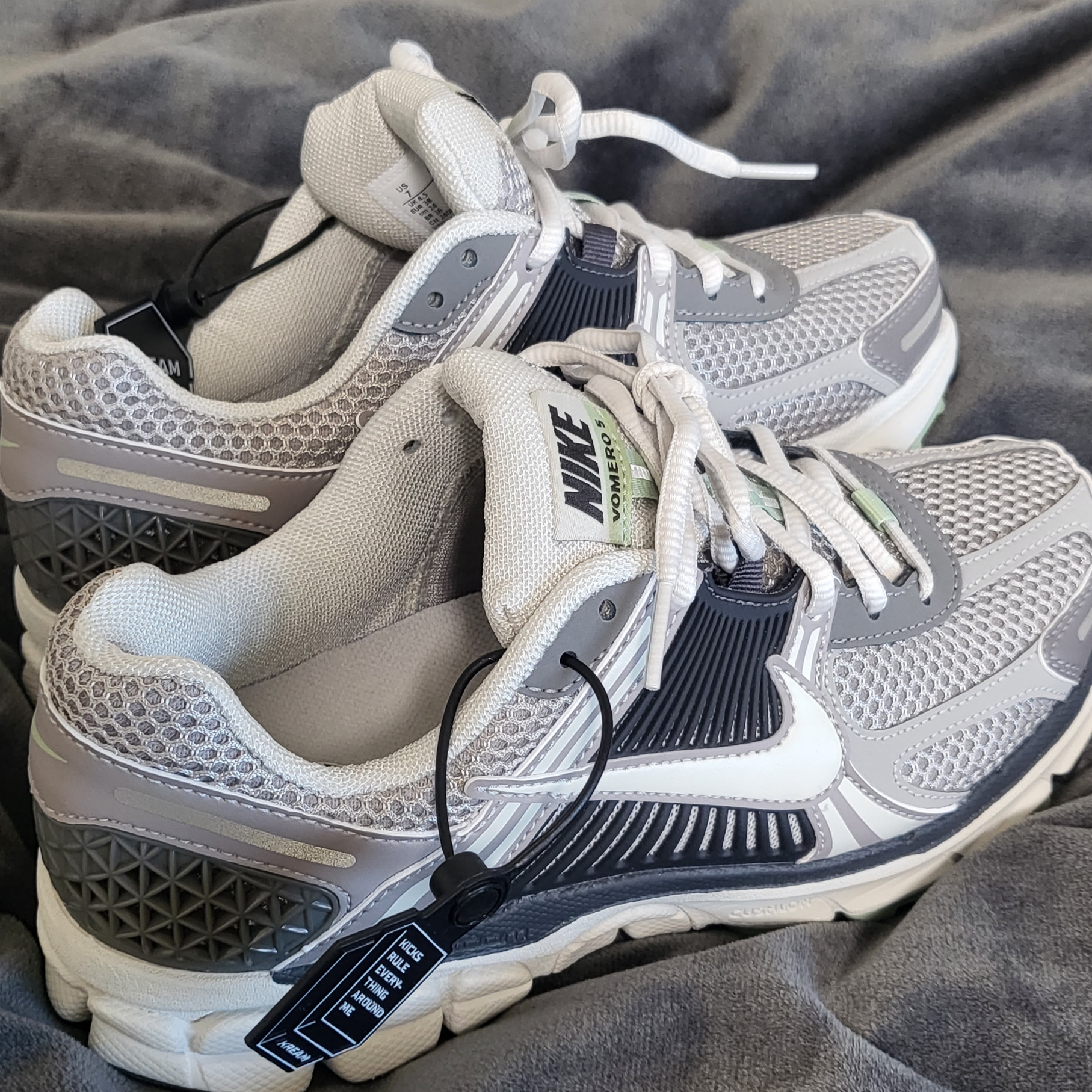 (W) Nike Zoom Vomero 5 Cobblestone and Flat Pewter 착용 스타일