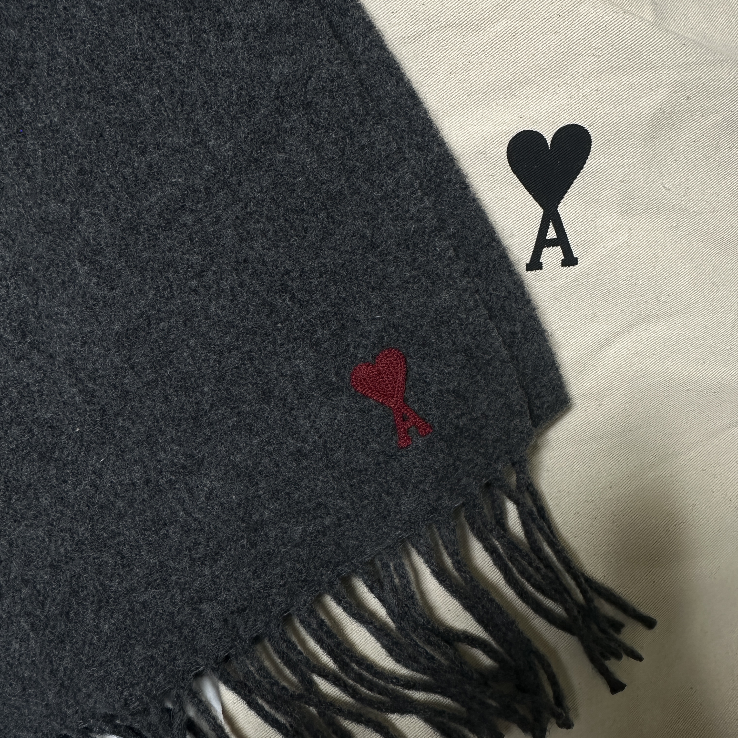 AMI de Coeur Muffler Dark Grey 착용 스타일