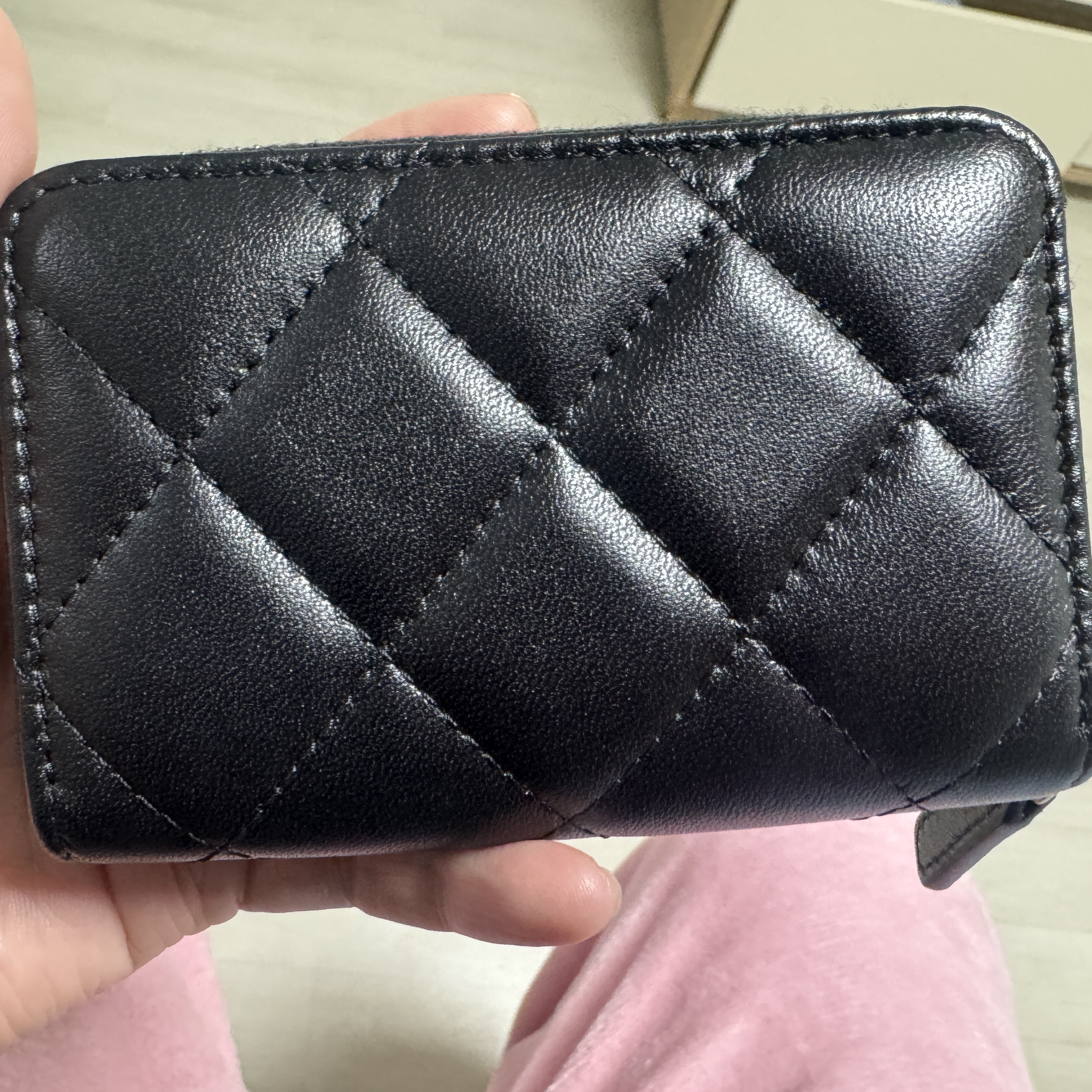 Chanel Zipped Coin Purse Lambskin Resin & Gold Black 착용 스타일 - 2