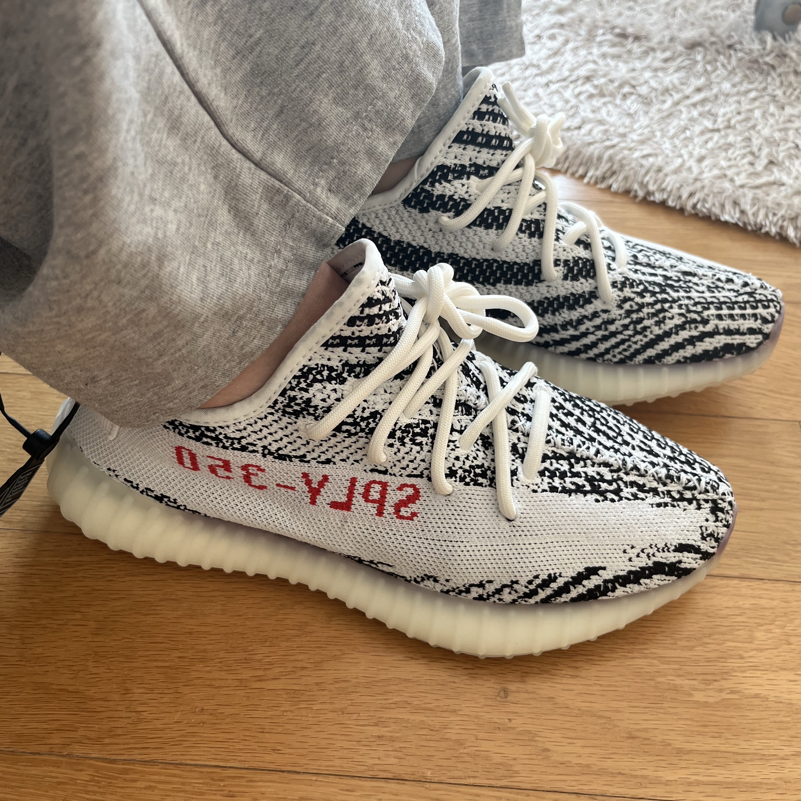 Adidas Yeezy Boost 350 V2 Zebra 2017/2019/2020 착용 스타일 - 2