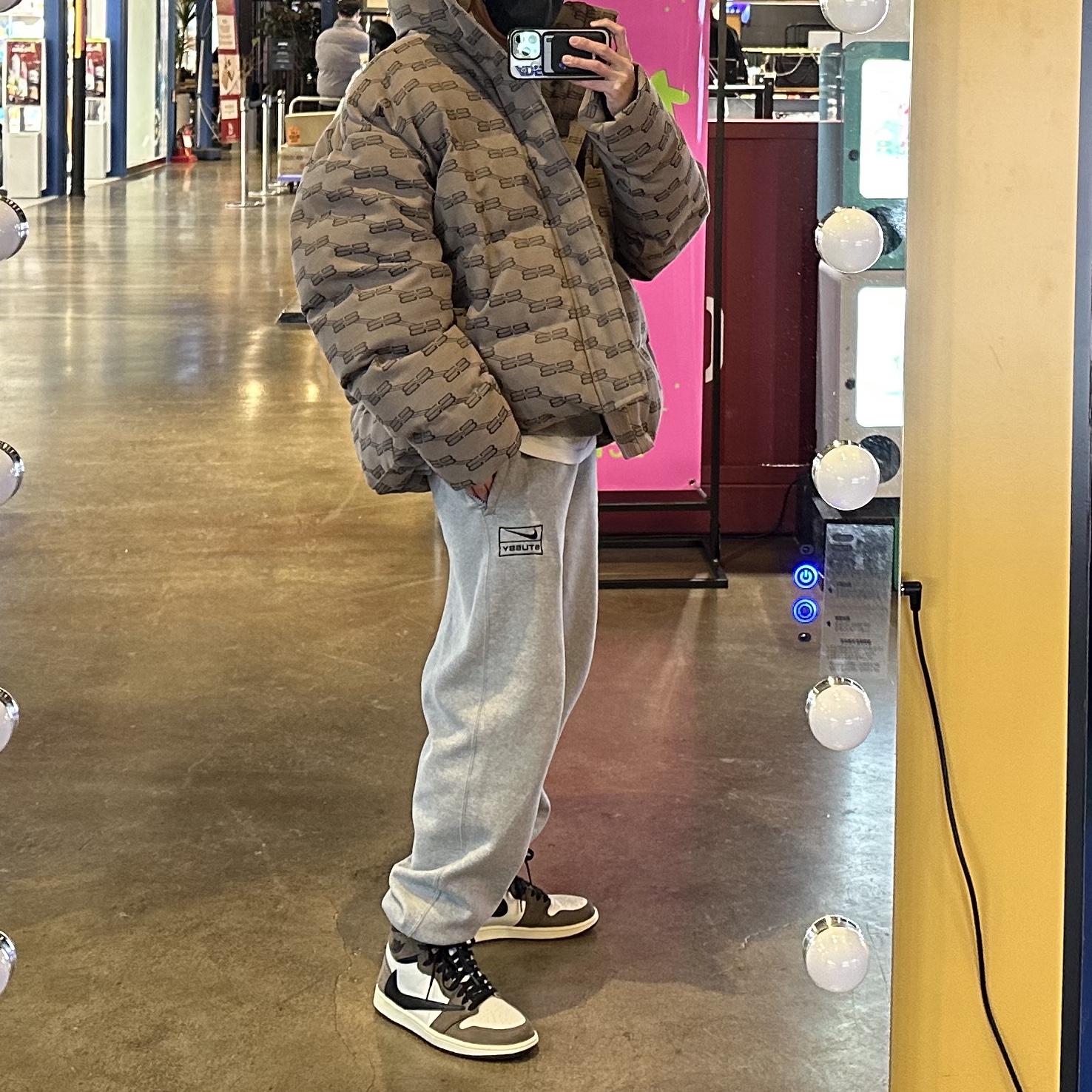 Jordan 1 x Travis Scott Retro High OG SP Mocha, Nike x Stussy NRG RA Fleece Pants Dark Grey Heather (DJ9490-063) 착용 스타일