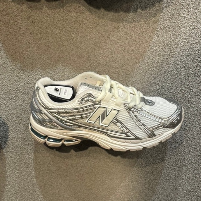 New Balance 1906R Silver Metallic Sea Salt 착용 스타일