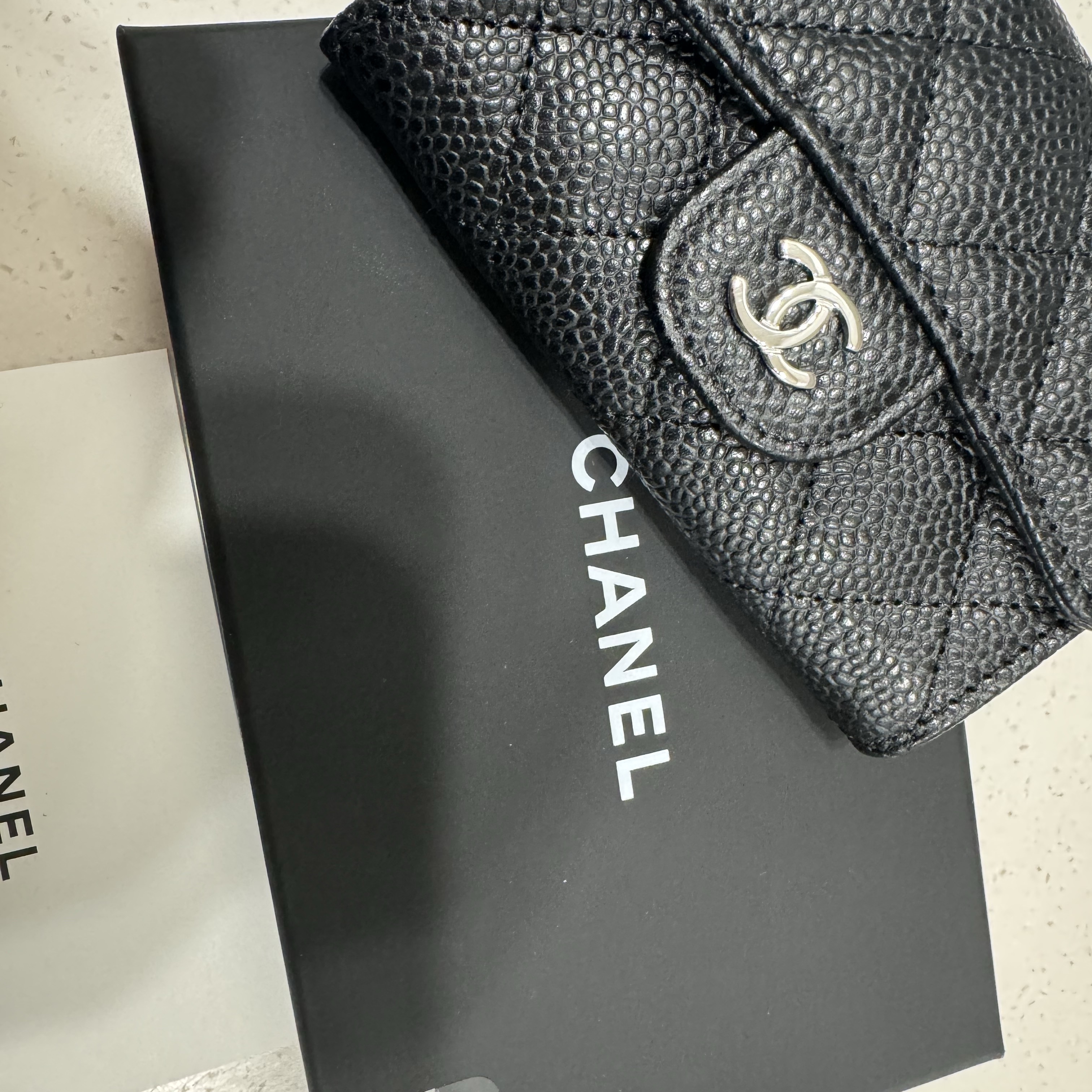 Chanel Classic Card Holder Grained Calfskin & Silver Black 착용 스타일