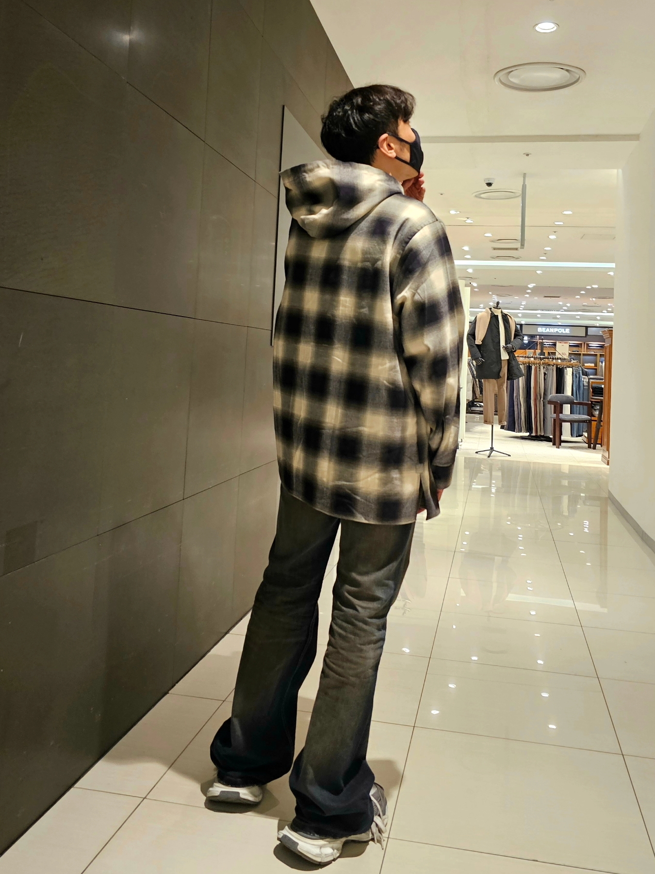 Balenciaga Flared Pants in Black, Balenciaga 3XL Mule Grey White Red 착용 스타일 - 3