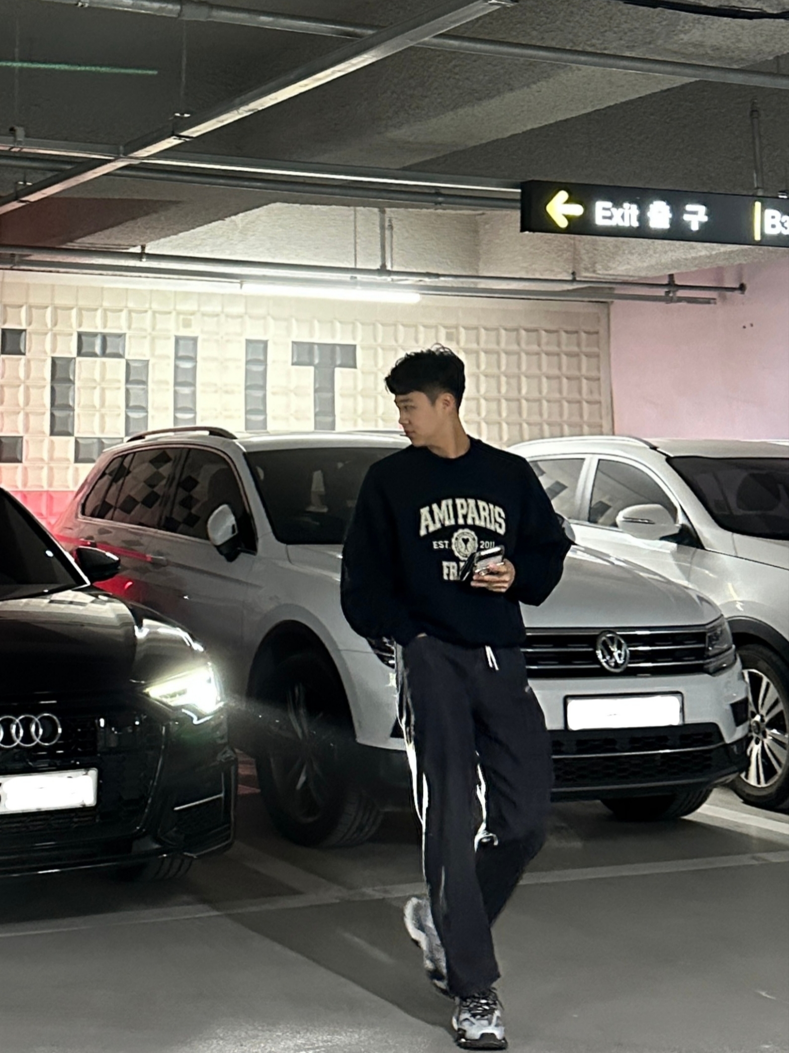 AMI Paris France Sweatshirt Black, Balenciaga Track Sneakers Silver 착용 스타일