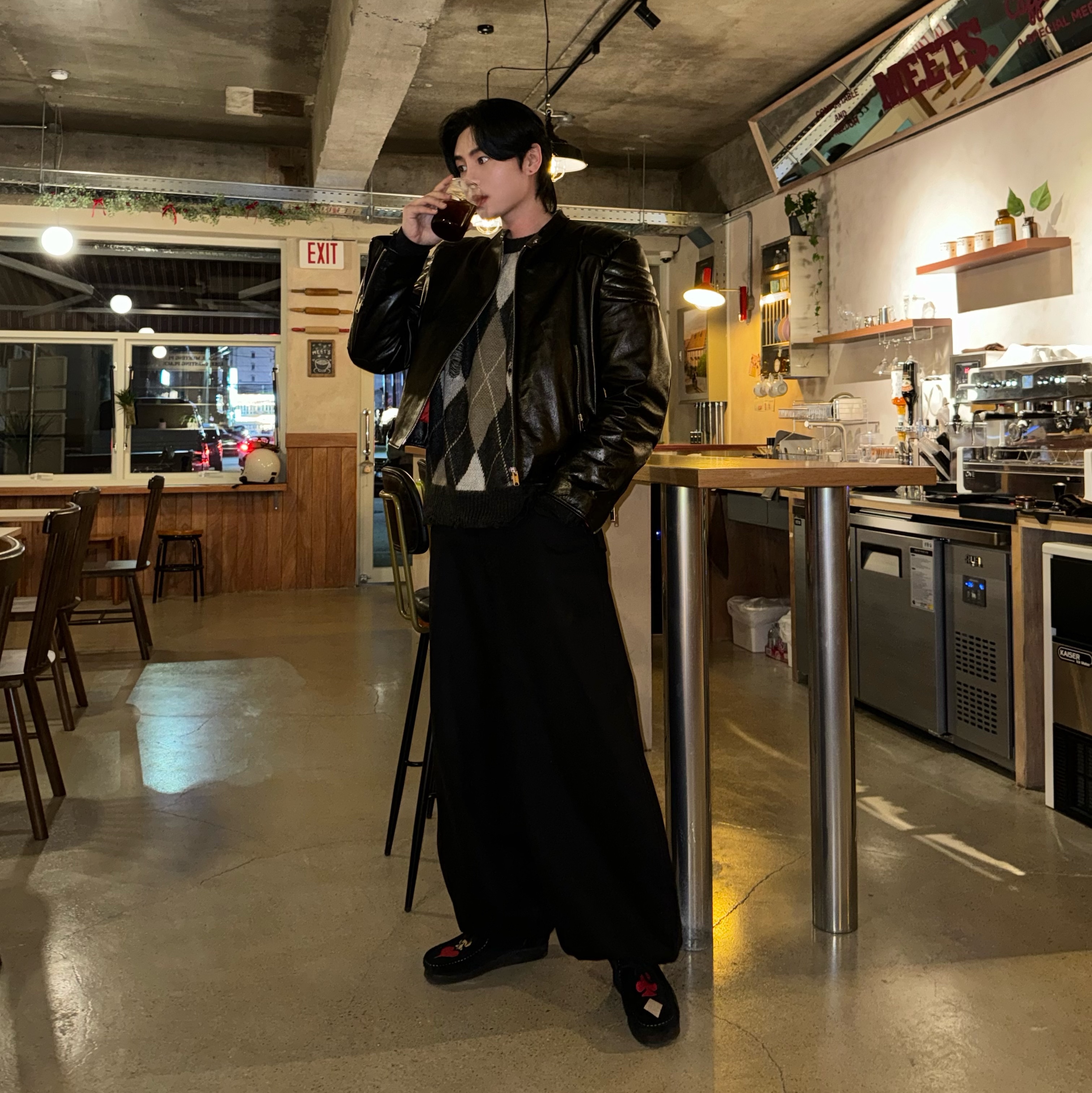 Clarks x Stussy Wallabee Black Suede 착용 스타일 - 2