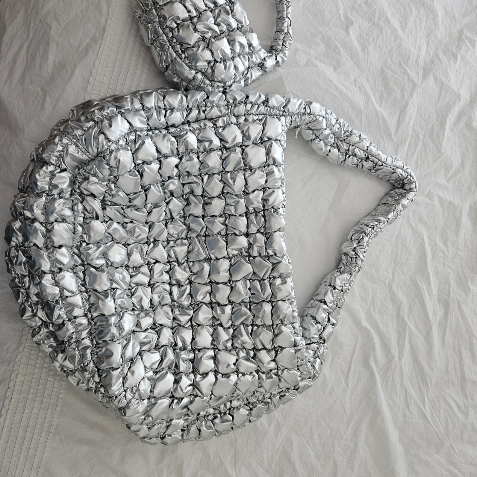 COS Quilted Oversized Shoulder Bag Silver 착용 스타일