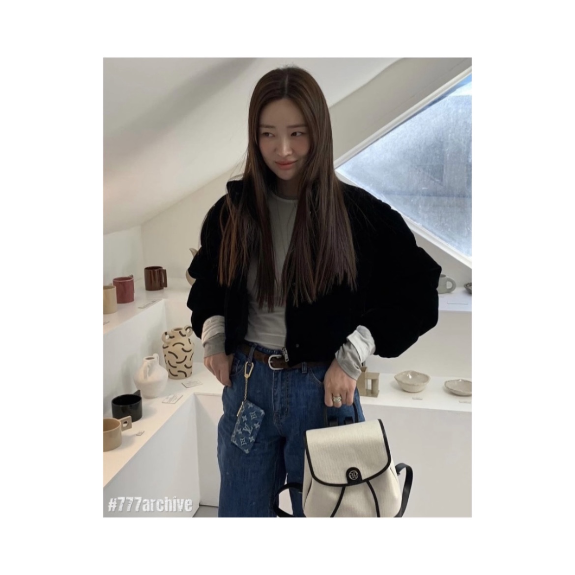 (W) Prada Velvet Cropped Puffer Jacket Black 착용 스타일 - 2