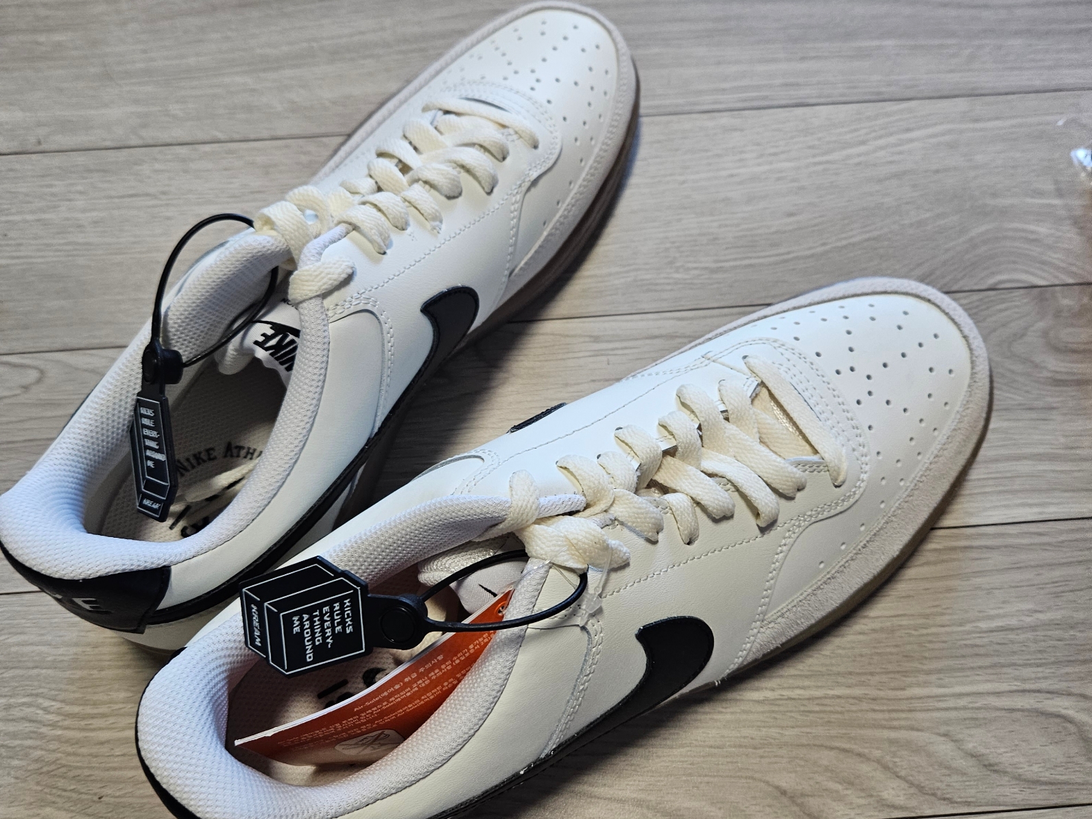 Nike Court Vision Low Sail Light Orewood Brown 착용 스타일 - 2