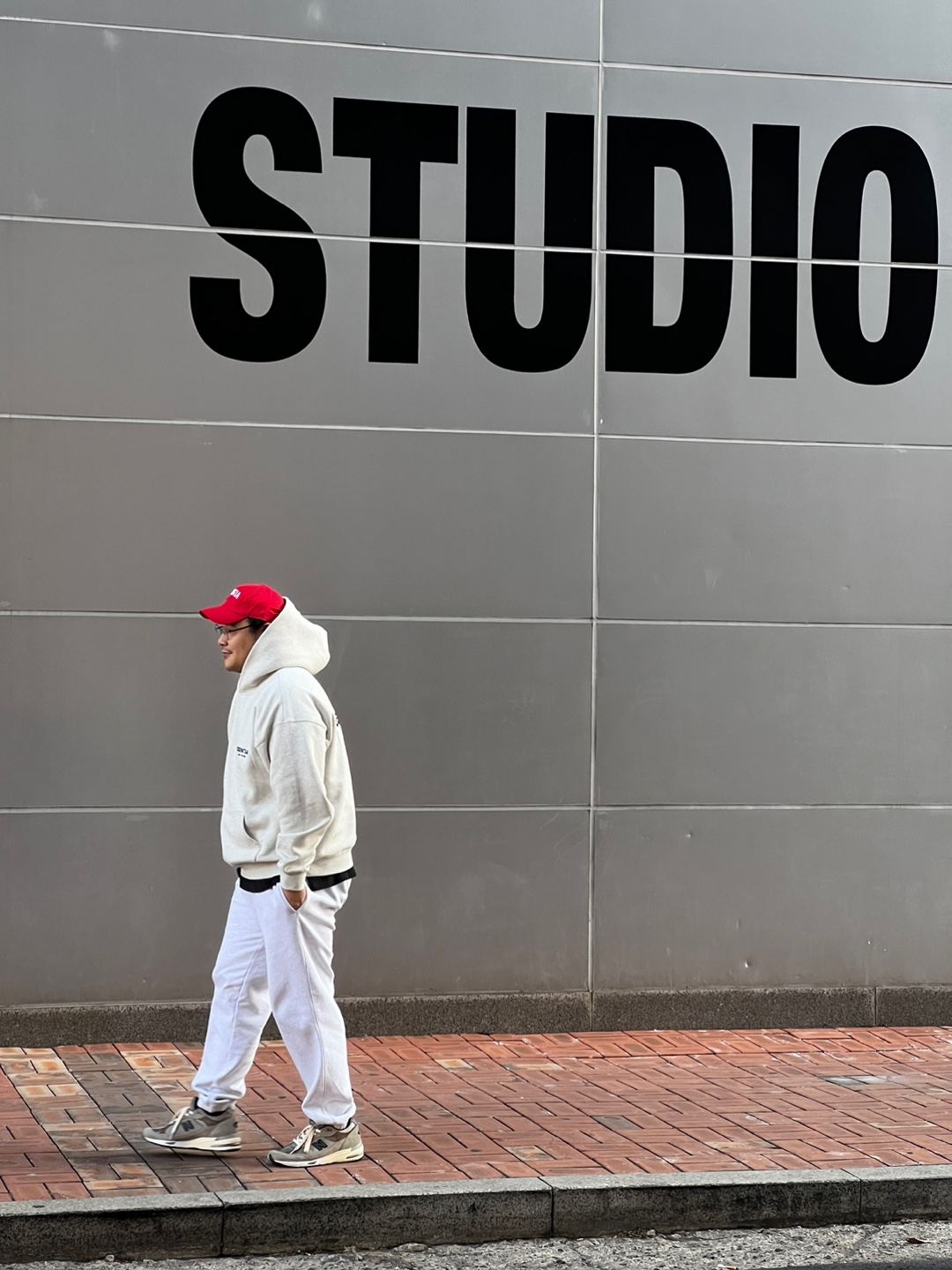 New Balance x JJJJound 991 Made in UK Grey, Essentials The Core Collection Hoodie Light Oatmeal 착용 스타일 - 1