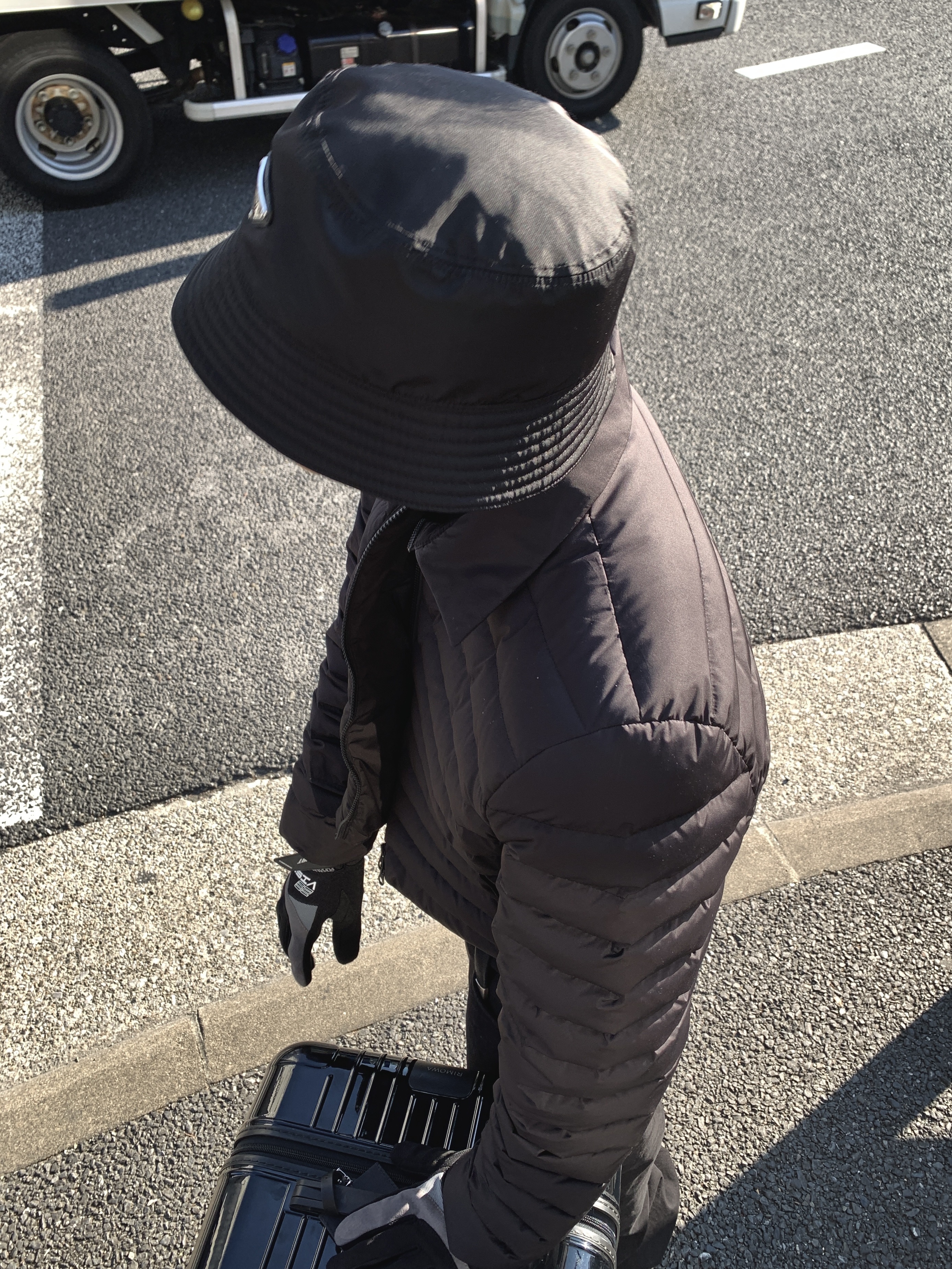 (W) Prada Re-Nylon Bucket Hat Black, Balenciaga Le Cagole XS Flap Bag in Arena Lambskin Black 착용 스타일 - 4