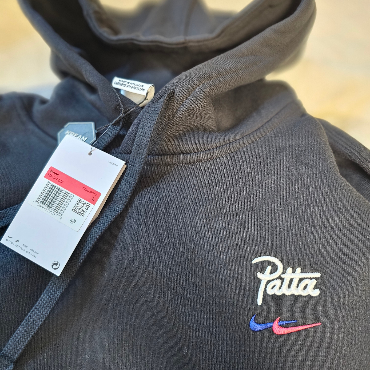 Nike x Patta x FC Barcelona Solo Swoosh Hoodie Culers del Món (FD4147-010), Rolex Cosmograph Daytona 40mm 116500LN White Oyster 착용 스타일 - 2