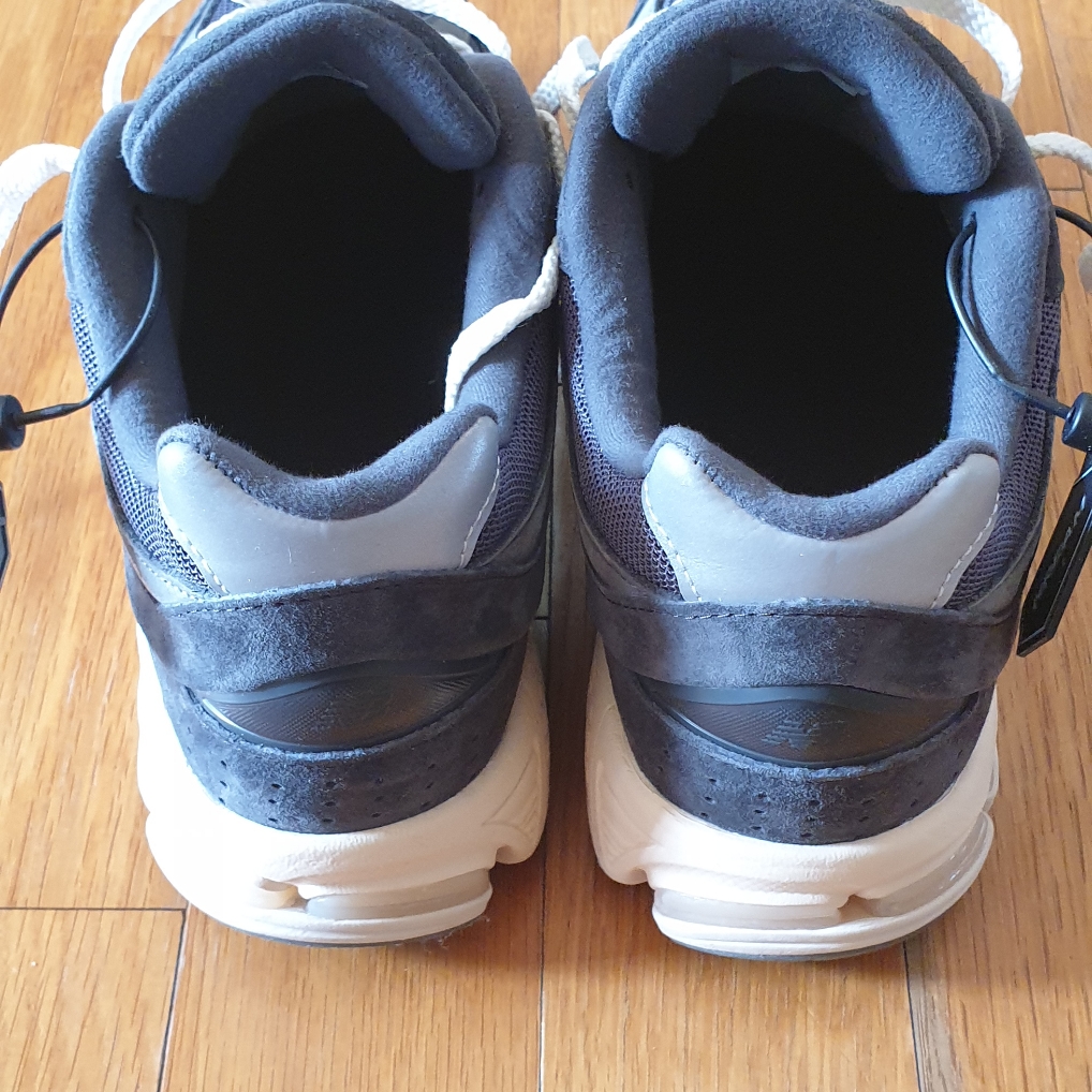 New Balance 2002R Special Vintage Black Grey 착용 스타일 - 4