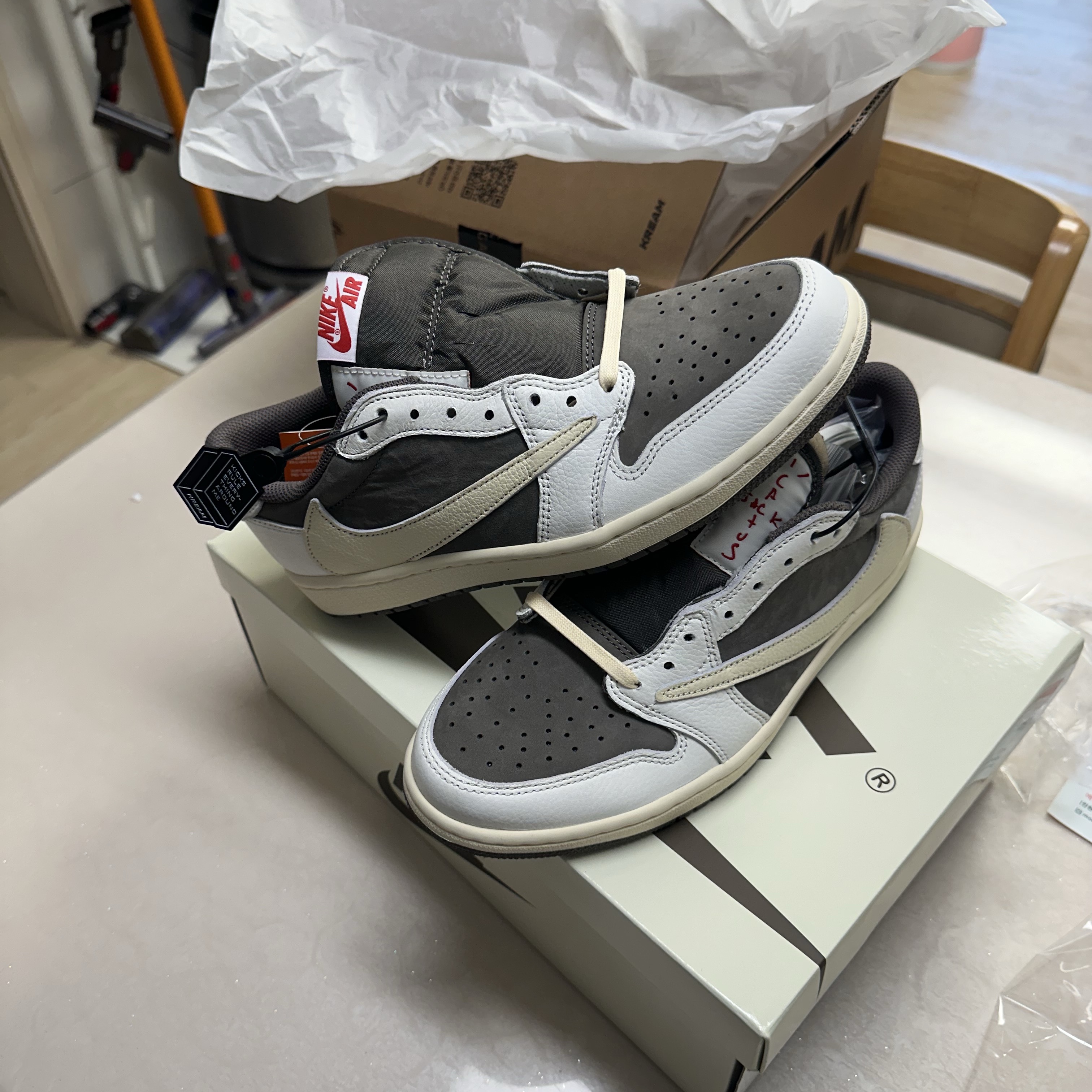 Jordan 1 x Travis Scott Retro Low OG SP Sail and Ridgerock 착용 스타일 - 3