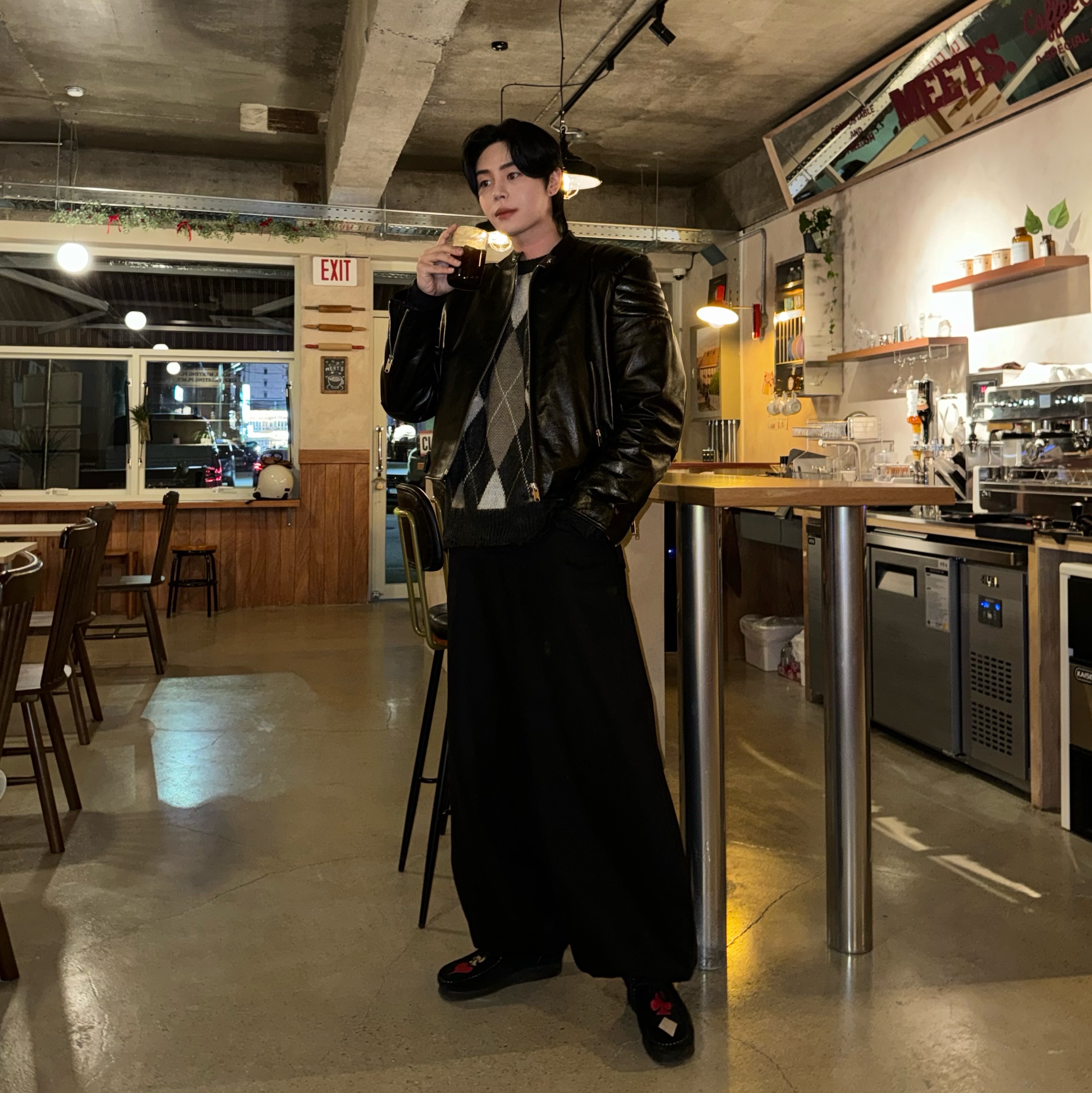 Clarks x Stussy Wallabee Black Suede 착용 스타일 - 1