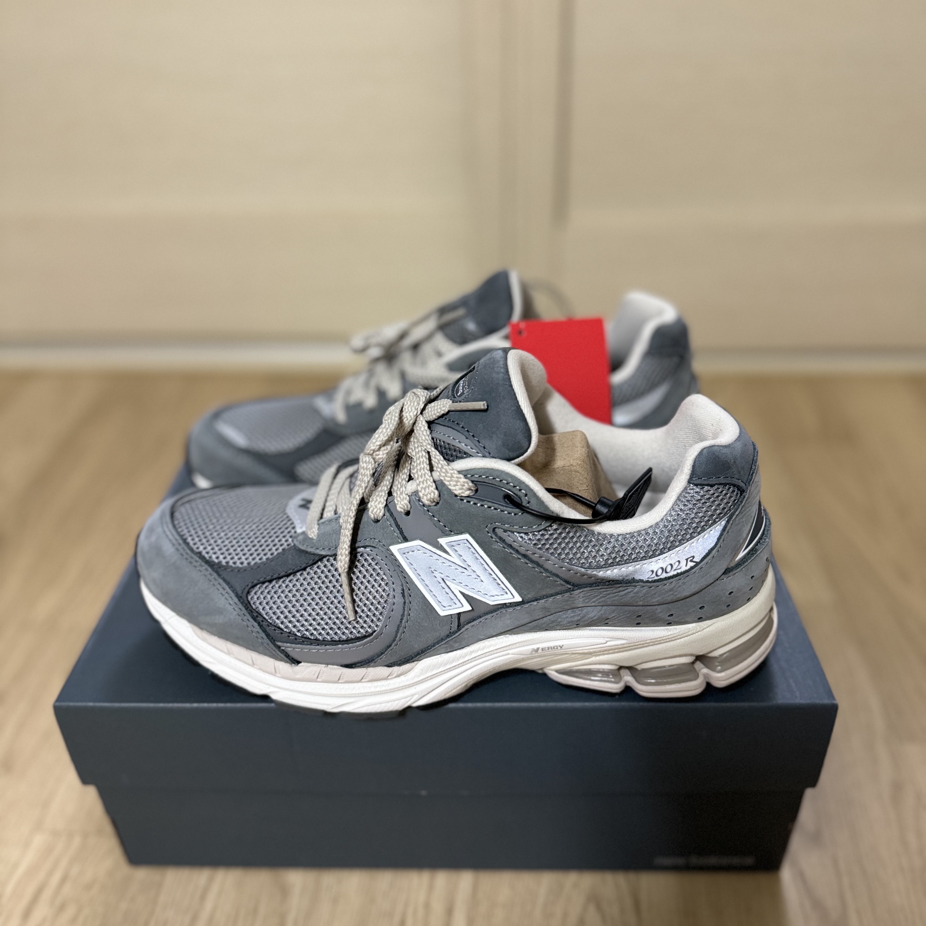 New Balance 2002R Premium Vintage Grey 착용 스타일 - 2