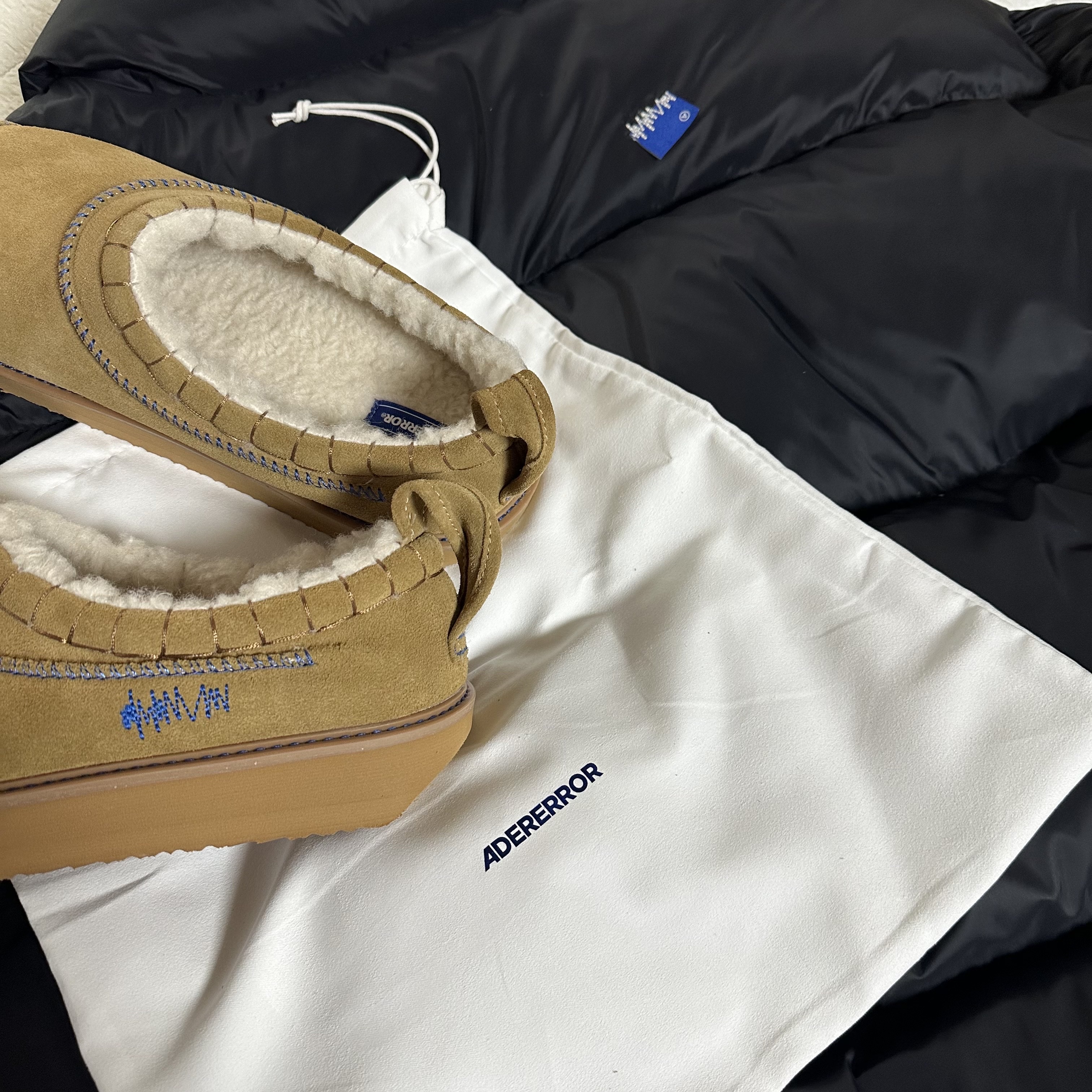 Ader Error Moc Camel, Ader Error Sig; TRS/BL Tag Puffer Jacket 01 Noir 착용 스타일