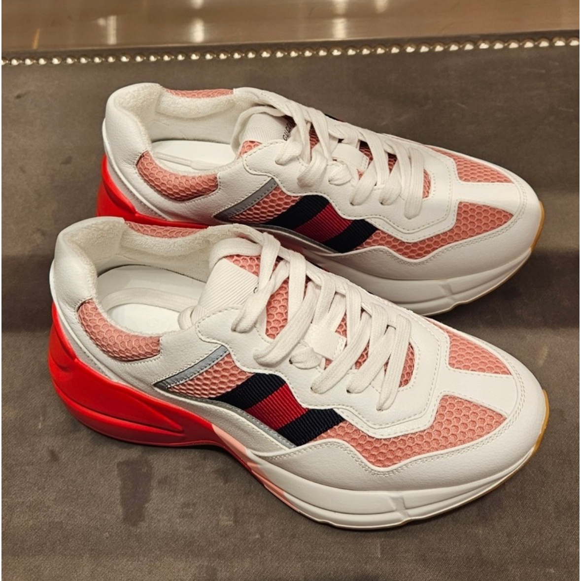 (W) Gucci Rhyton Sneaker White Pink 착용 스타일 - 1