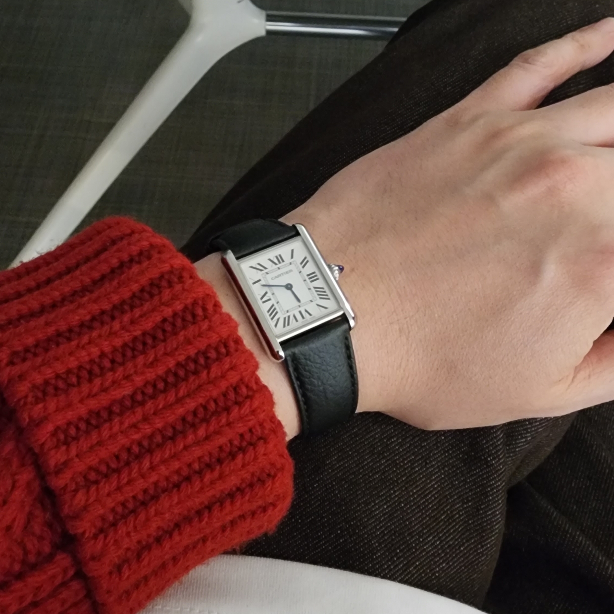 Cartier Tank Must Watch Large Quartz Steel Calfskin Black 착용 스타일