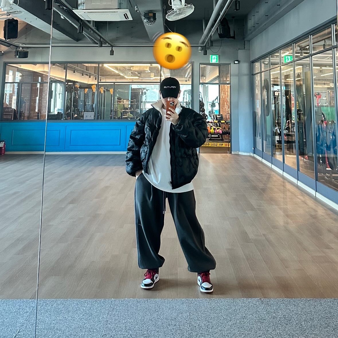 Undermycar Mu.03 Anti Fxxking Logo Play Oversized Sweat Jogger Olive 착용 스타일