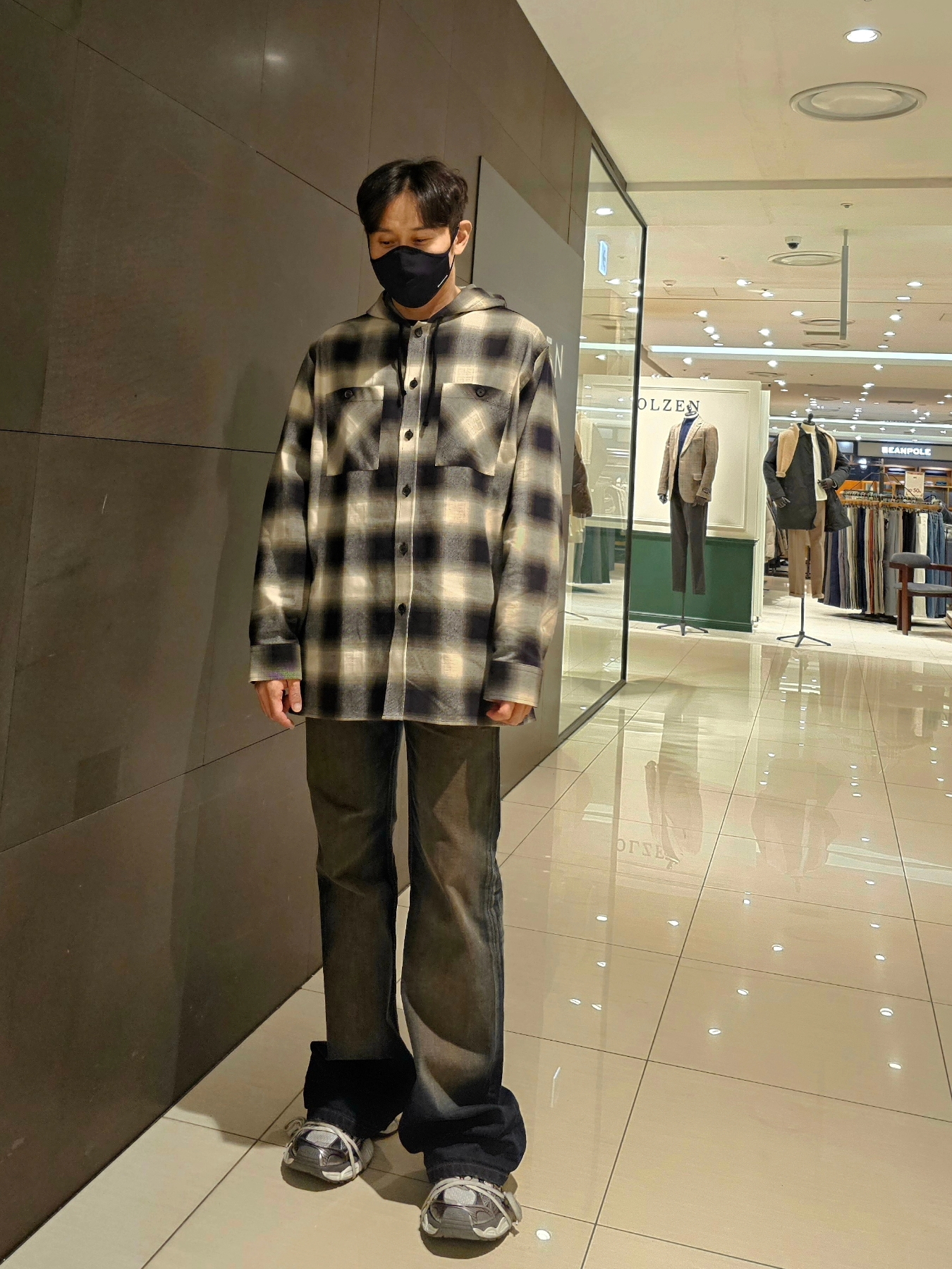 Balenciaga Flared Pants in Black, Balenciaga 3XL Mule Grey White Red 착용 스타일 - 2
