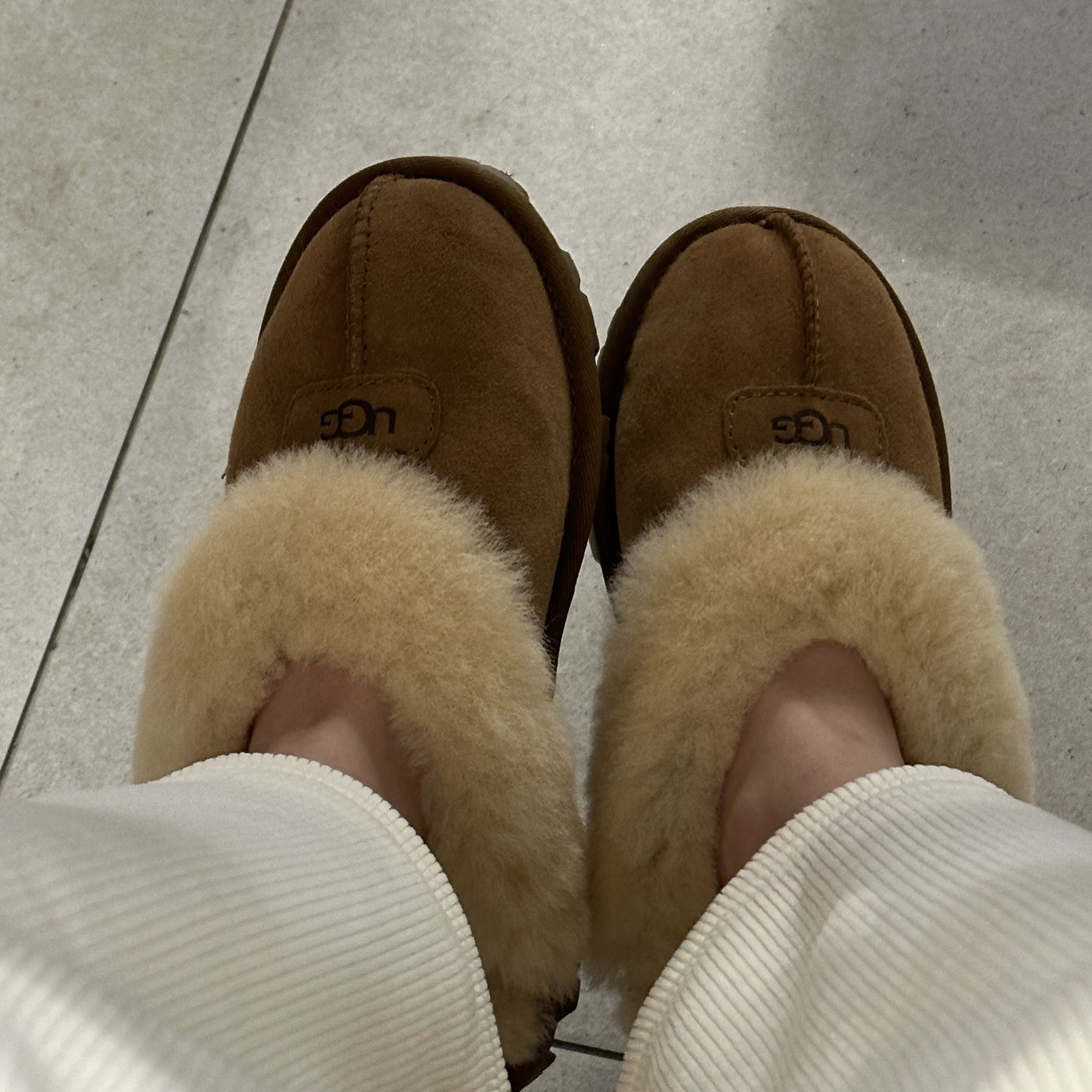 (W) UGG Coquette Slipper Chestnut 착용 스타일 - 3