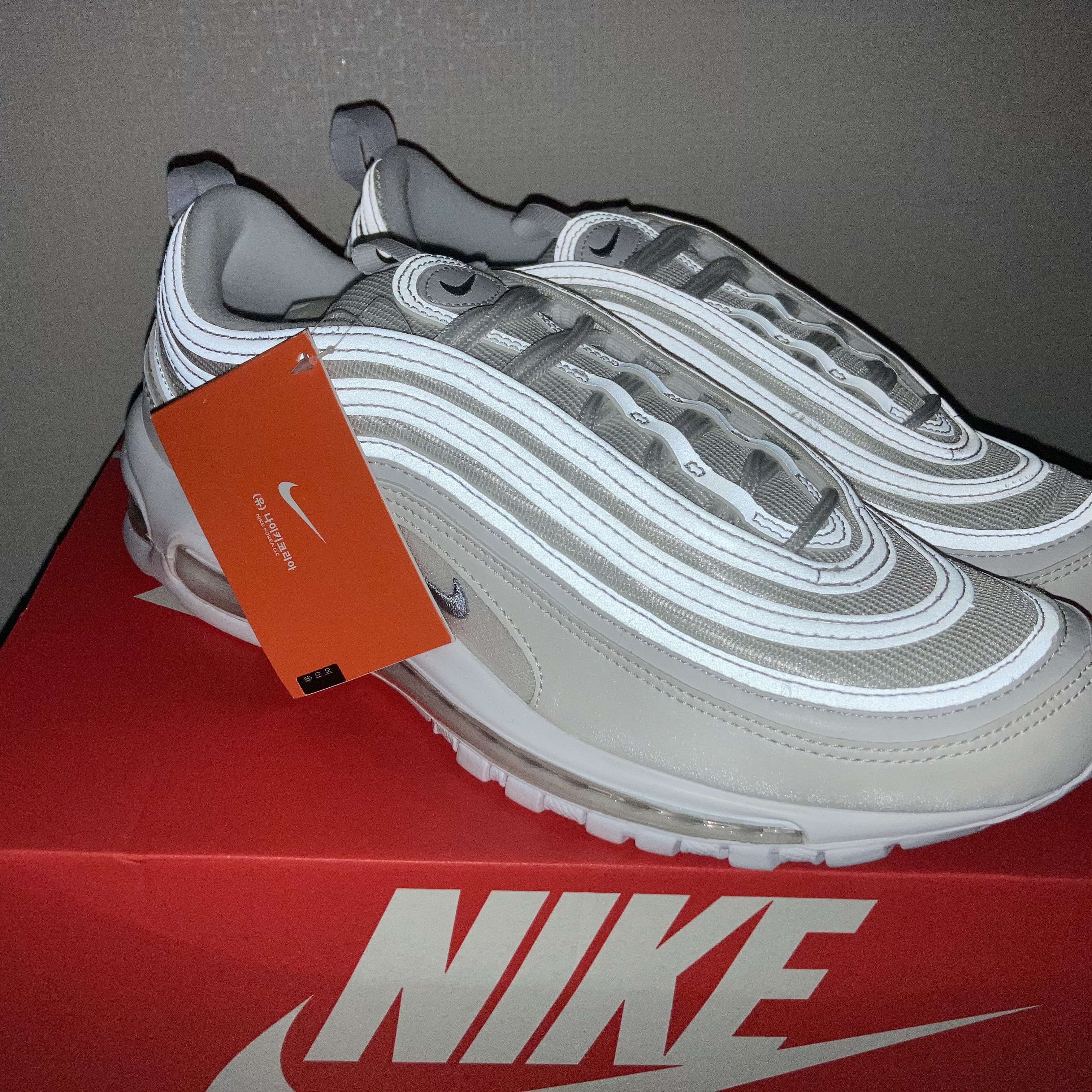 Nike Air Max 97 Triple White Wolf Grey 착용 스타일