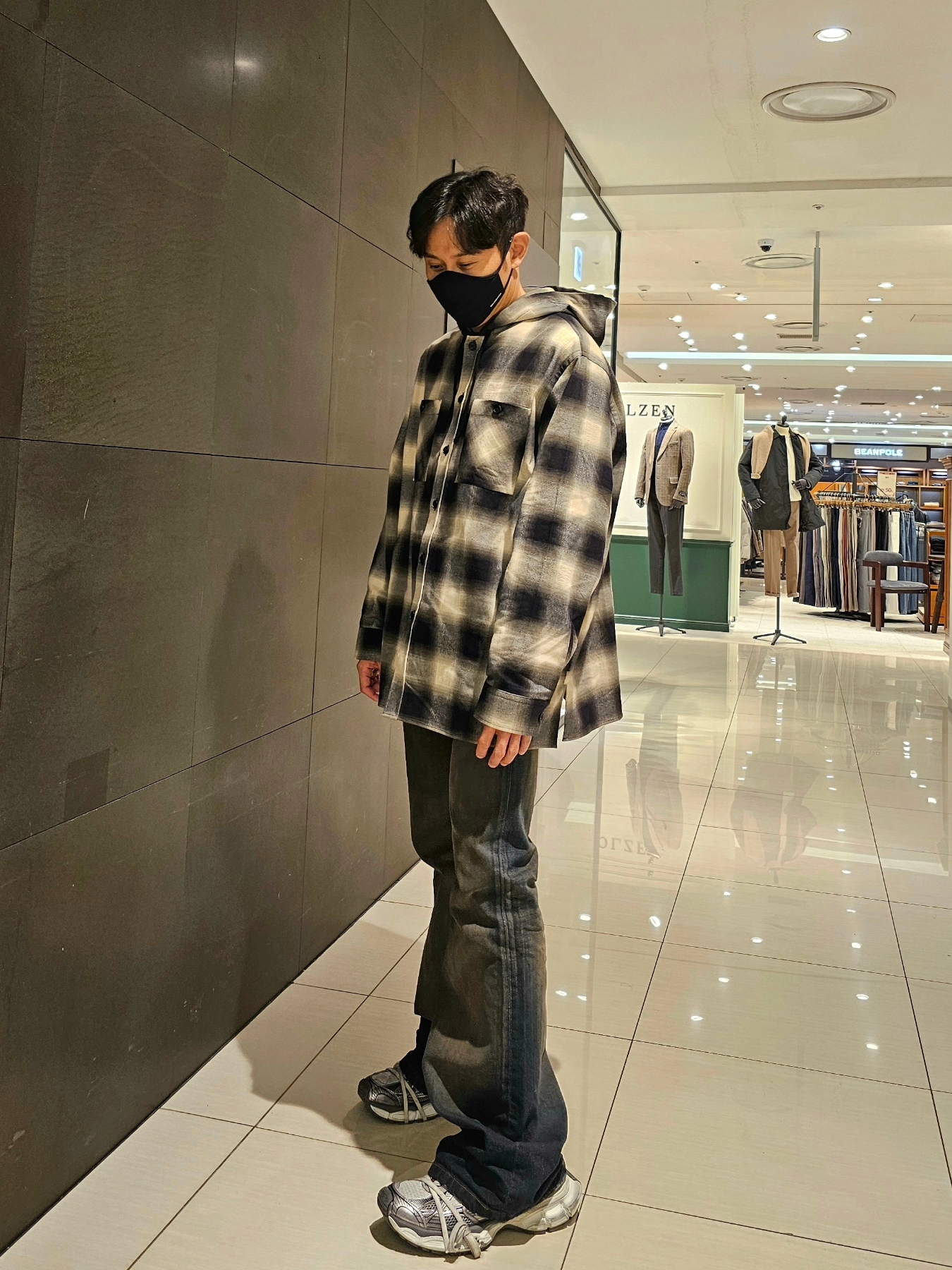 Balenciaga Flared Pants in Black, Balenciaga 3XL Mule Grey White Red 착용 스타일 - 1