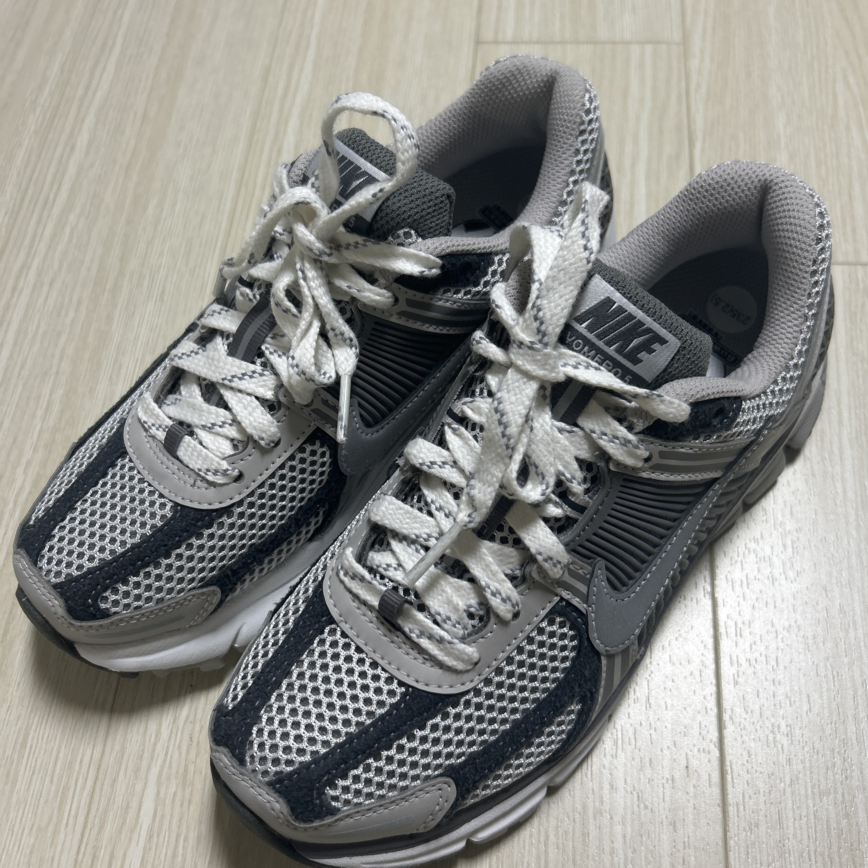 Nike Zoom Vomero 5 PRM Light Iron Ore and Flat Fewter 착용 스타일