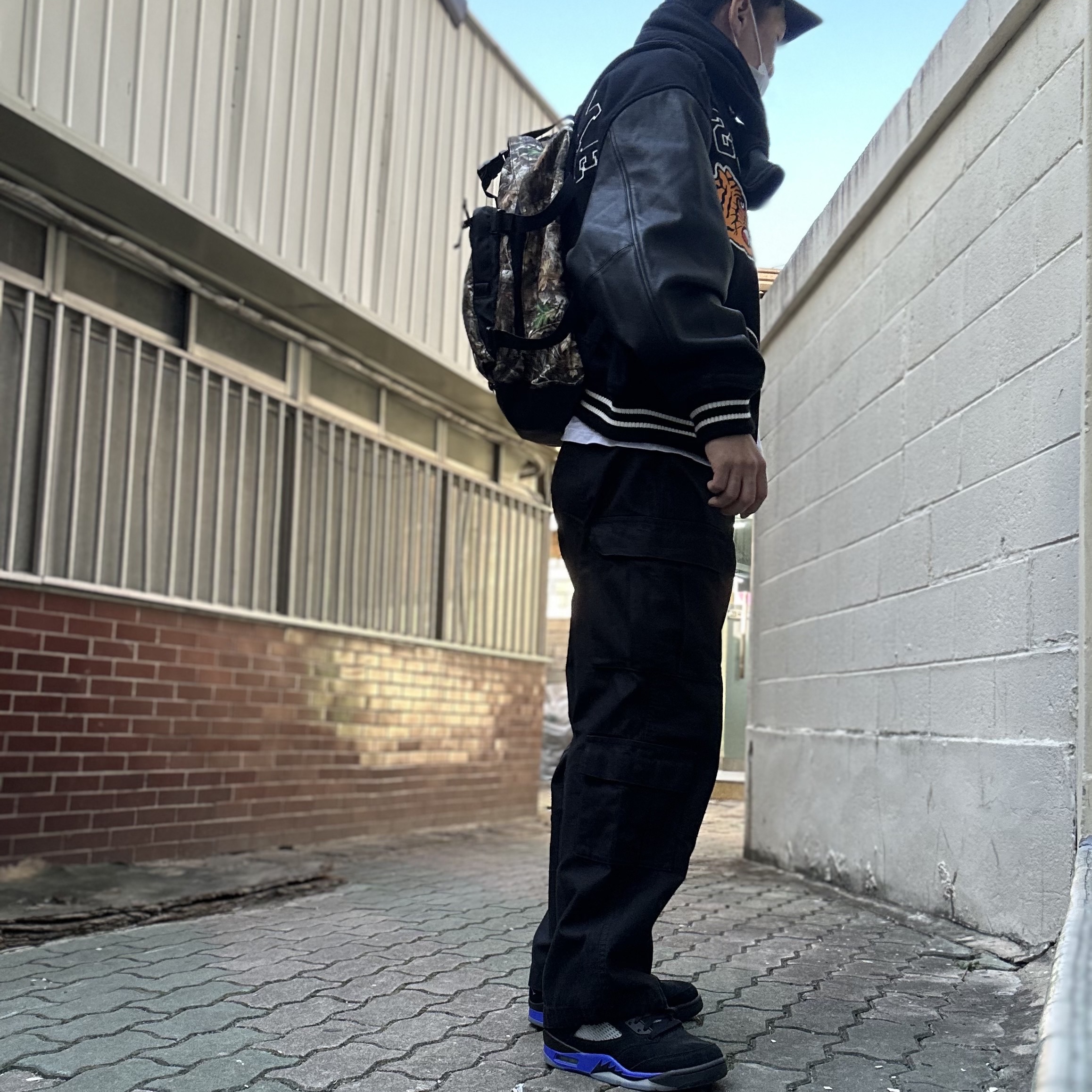 Supreme Pigment Print S Logo 6-Panel Indigo - 22FW, Supreme Tiger Varsity Jacket Black - 23FW 착용 스타일 - 4