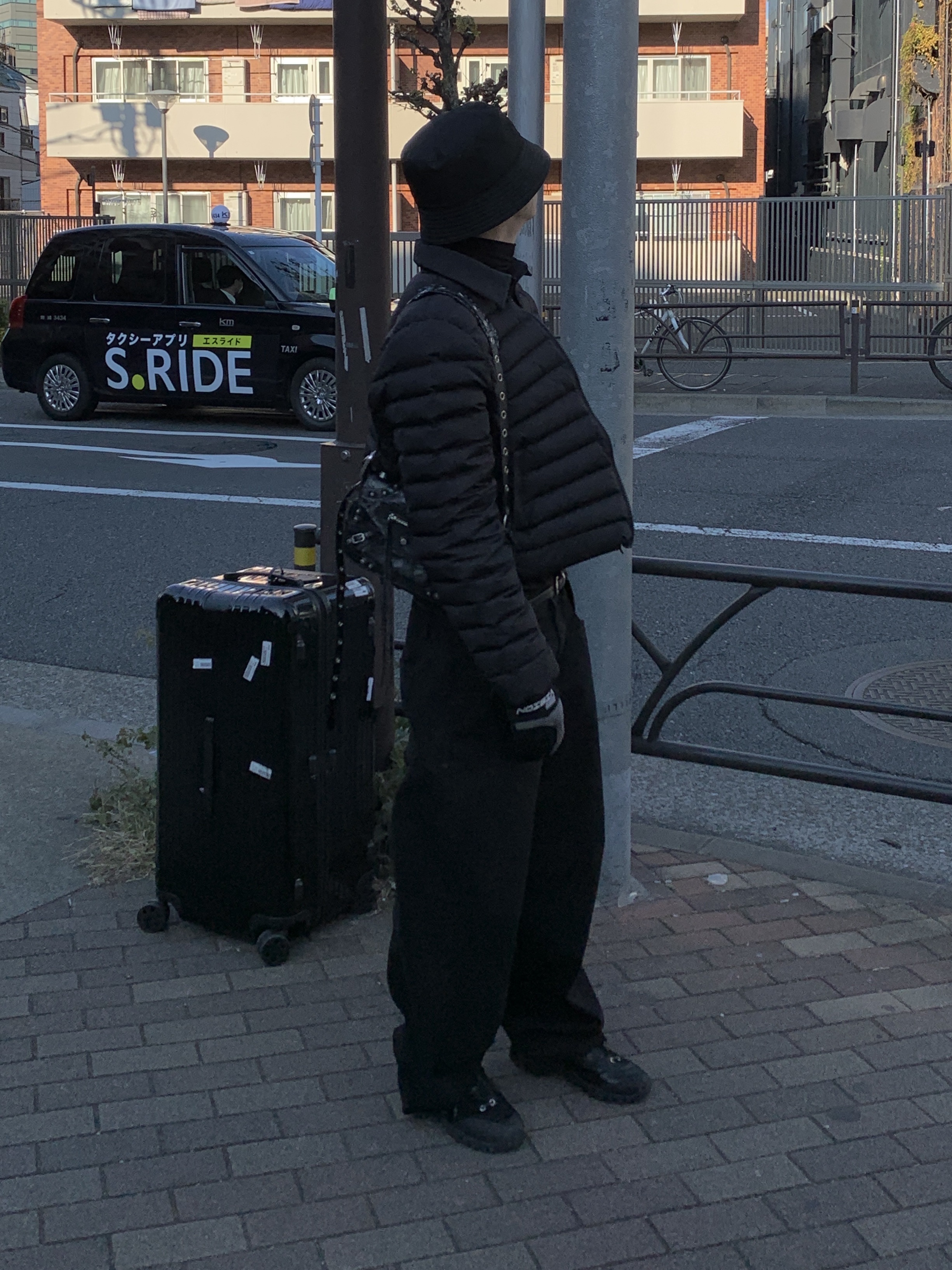 (W) Prada Re-Nylon Bucket Hat Black, Balenciaga Le Cagole XS Flap Bag in Arena Lambskin Black 착용 스타일 - 6