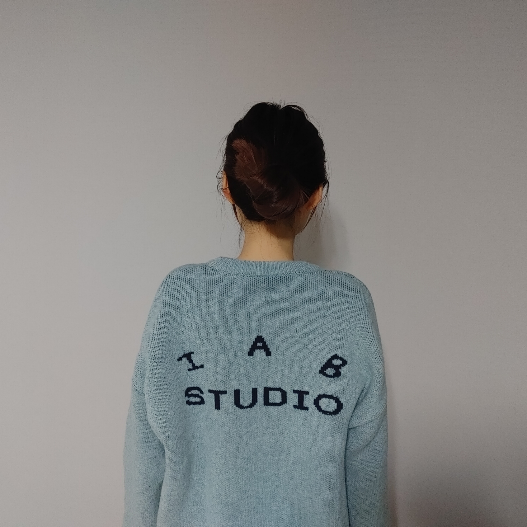 IAB Studio Knit Steel Blue 착용 스타일