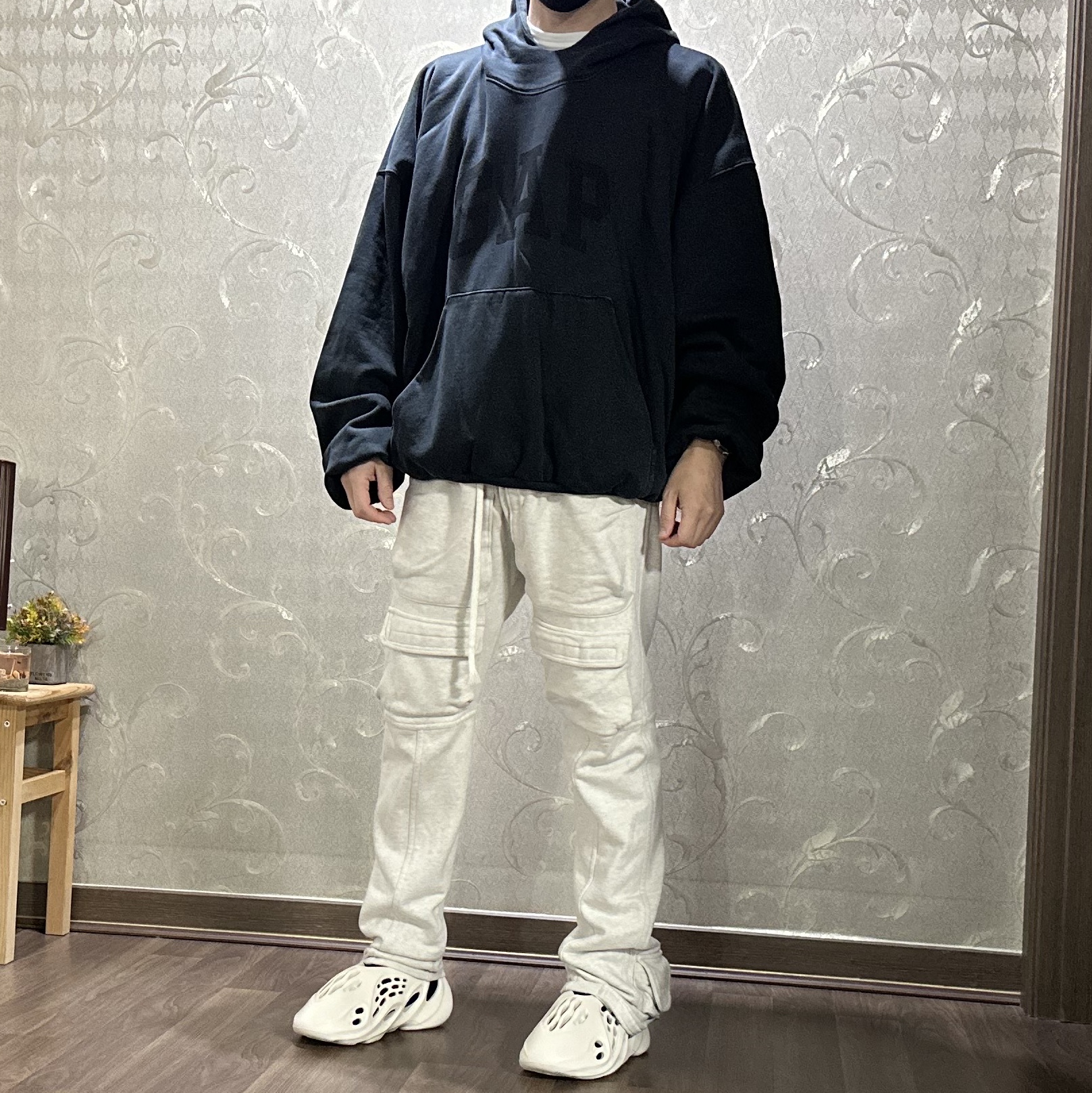 Yeezy Gap Engineered By Balenciaga Dove Hoodie Washed Black, Yeezy Gap Engineered By Balenciaga Dove Hoodie Black 착용 스타일 - 4