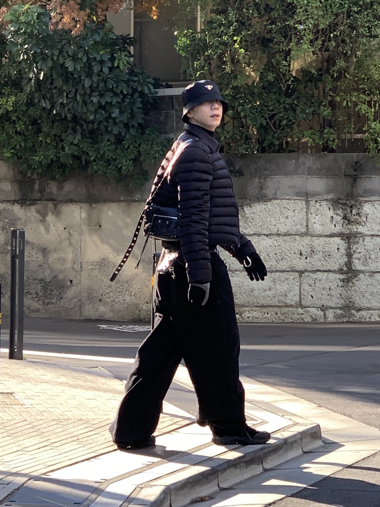 (W) Prada Re-Nylon Bucket Hat Black, Balenciaga Le Cagole XS Flap Bag in Arena Lambskin Black 착용 스타일 - 7